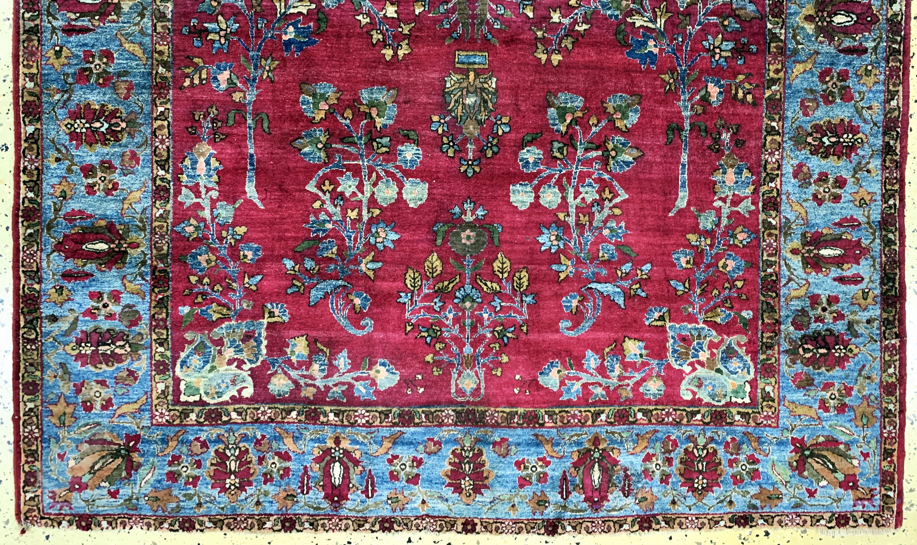 Detail c: Keschan Seide antik, Persien, 19.Jhd, reineNaturseide, ca. 195 x 135 cm, minimal verkürzt, EHZ: 4 Morsch, (mehrere Risse).