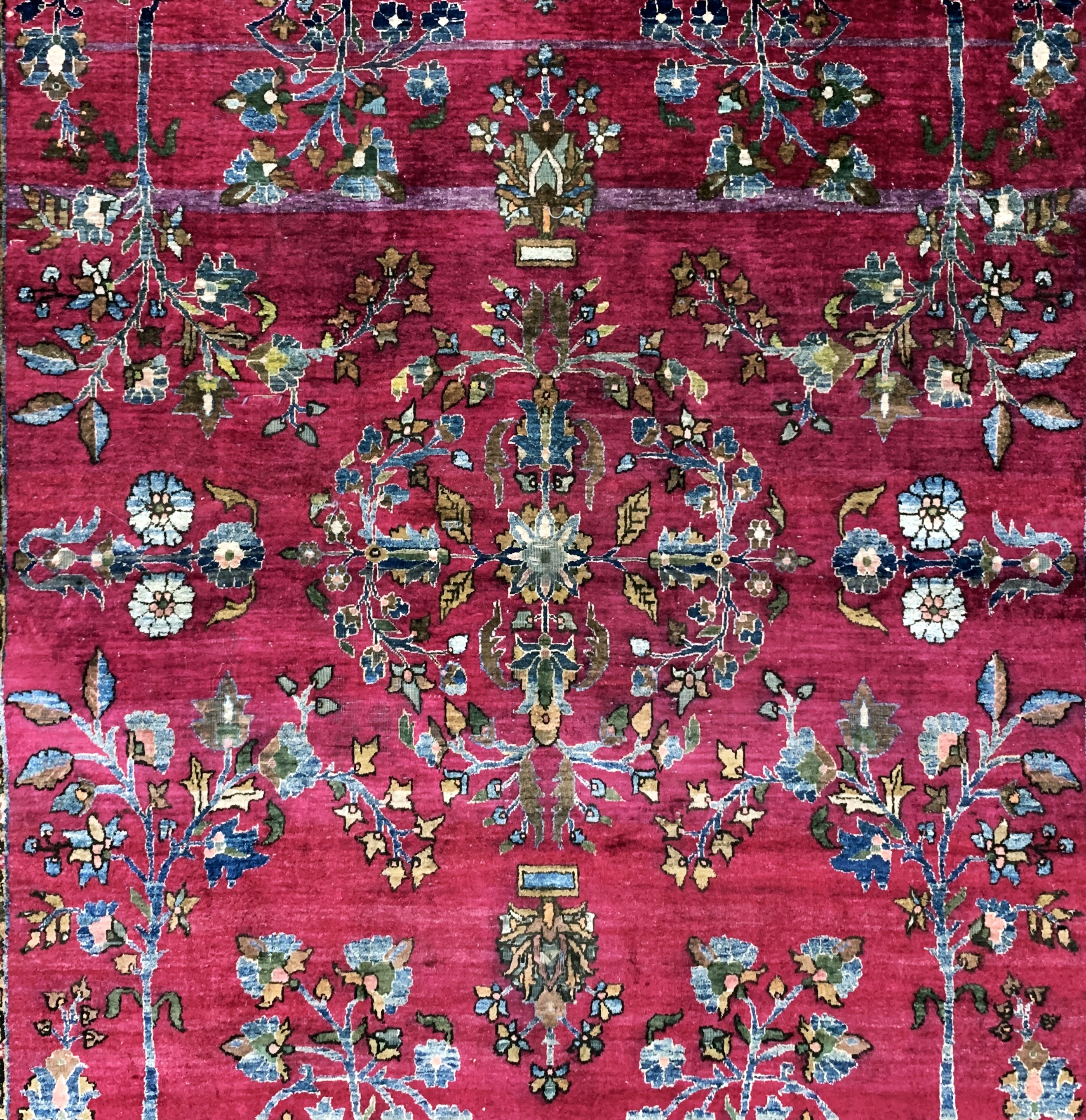 Detail f: Keschan Seide antik, Persien, 19.Jhd, reineNaturseide, ca. 195 x 135 cm, minimal verkürzt, EHZ: 4 Morsch, (mehrere Risse).