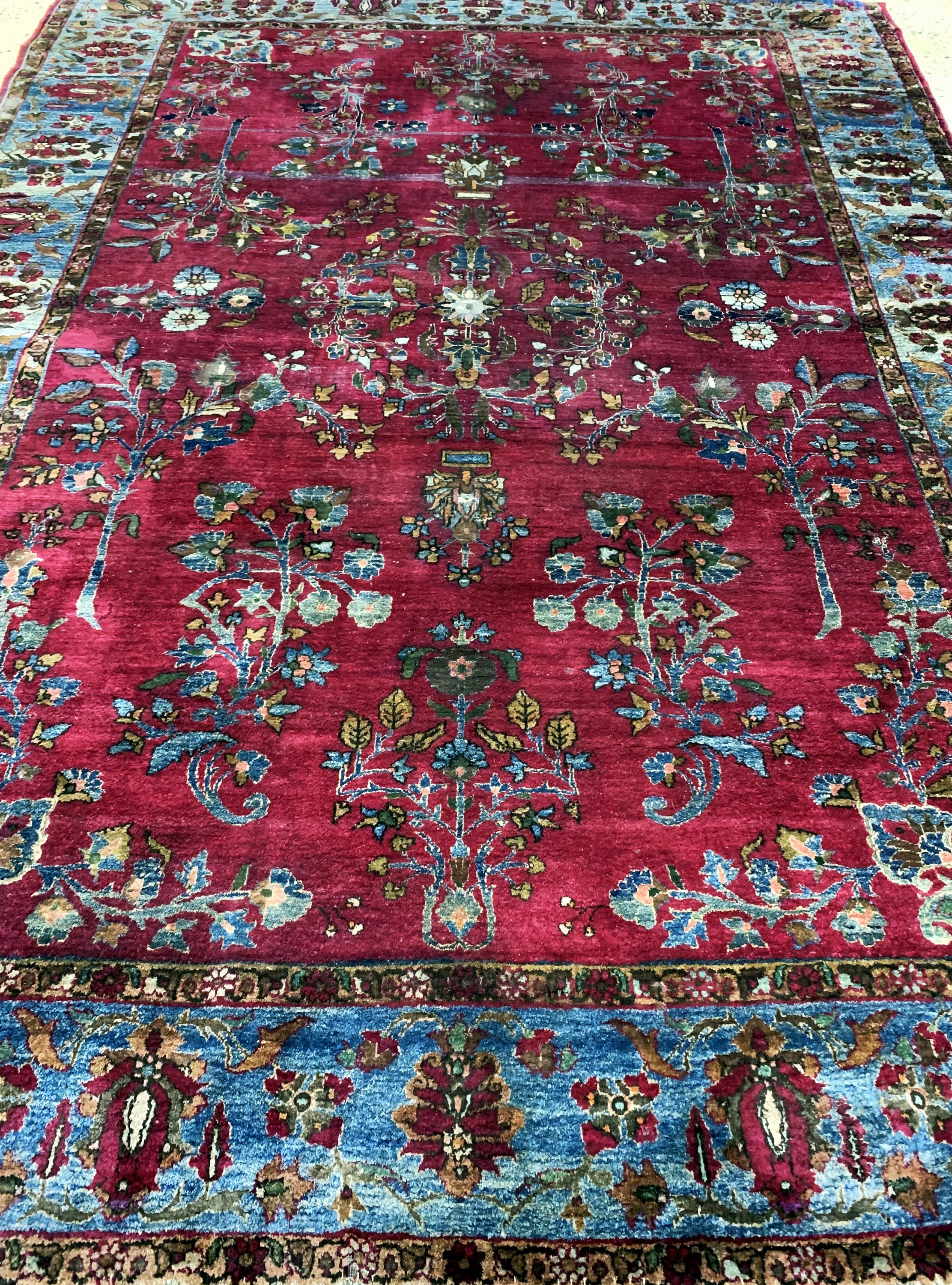 Detail g: Keschan Seide antik, Persien, 19.Jhd, reineNaturseide, ca. 195 x 135 cm, minimal verkürzt, EHZ: 4 Morsch, (mehrere Risse).