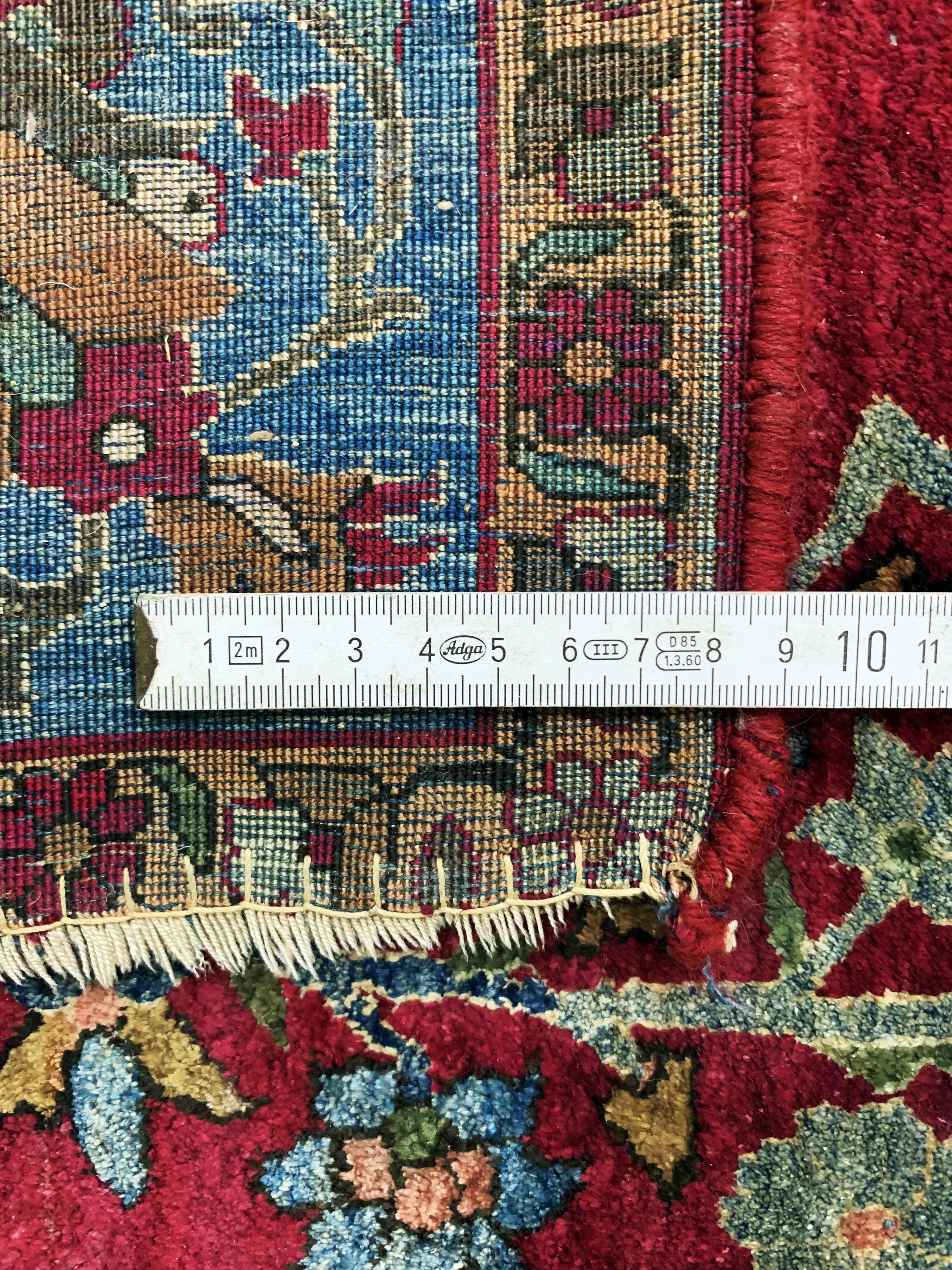 Detail j: Keschan Seide antik, Persien, 19.Jhd, reineNaturseide, ca. 195 x 135 cm, minimal verkürzt, EHZ: 4 Morsch, (mehrere Risse).