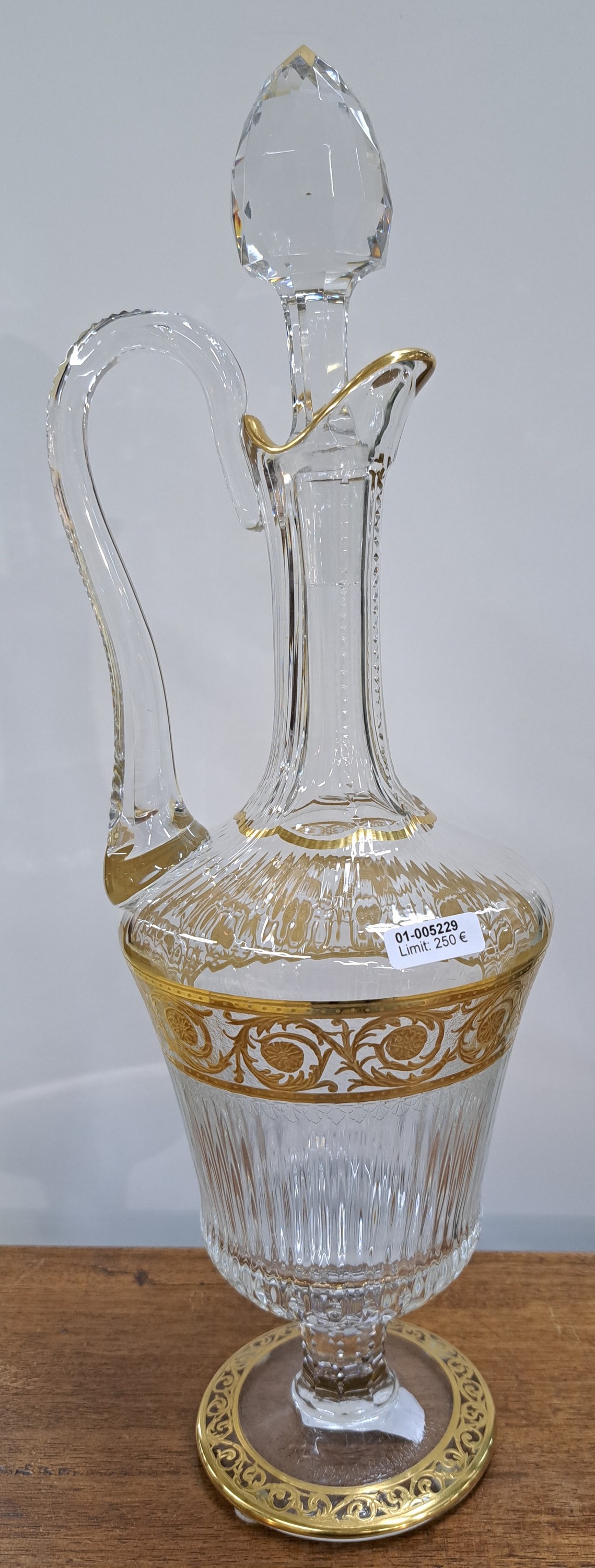 Detail a: Große Karaffe mit Stöpsel, Saint Louis, Thistle, 20. Jh., farbloses Kristallglas, Wandung mit Ovalschliff, Fuß und Rand mit umlaufender floral ...