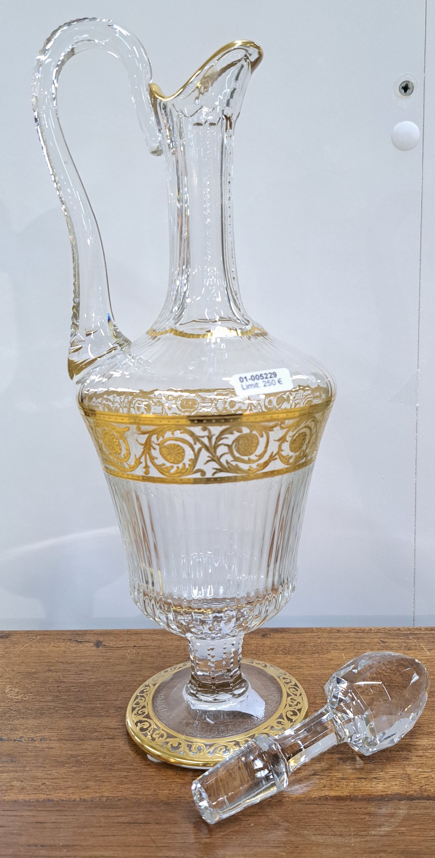 Detail b: Große Karaffe mit Stöpsel, Saint Louis, Thistle, 20. Jh., farbloses Kristallglas, Wandung mit Ovalschliff, Fuß und Rand mit umlaufender floral ...