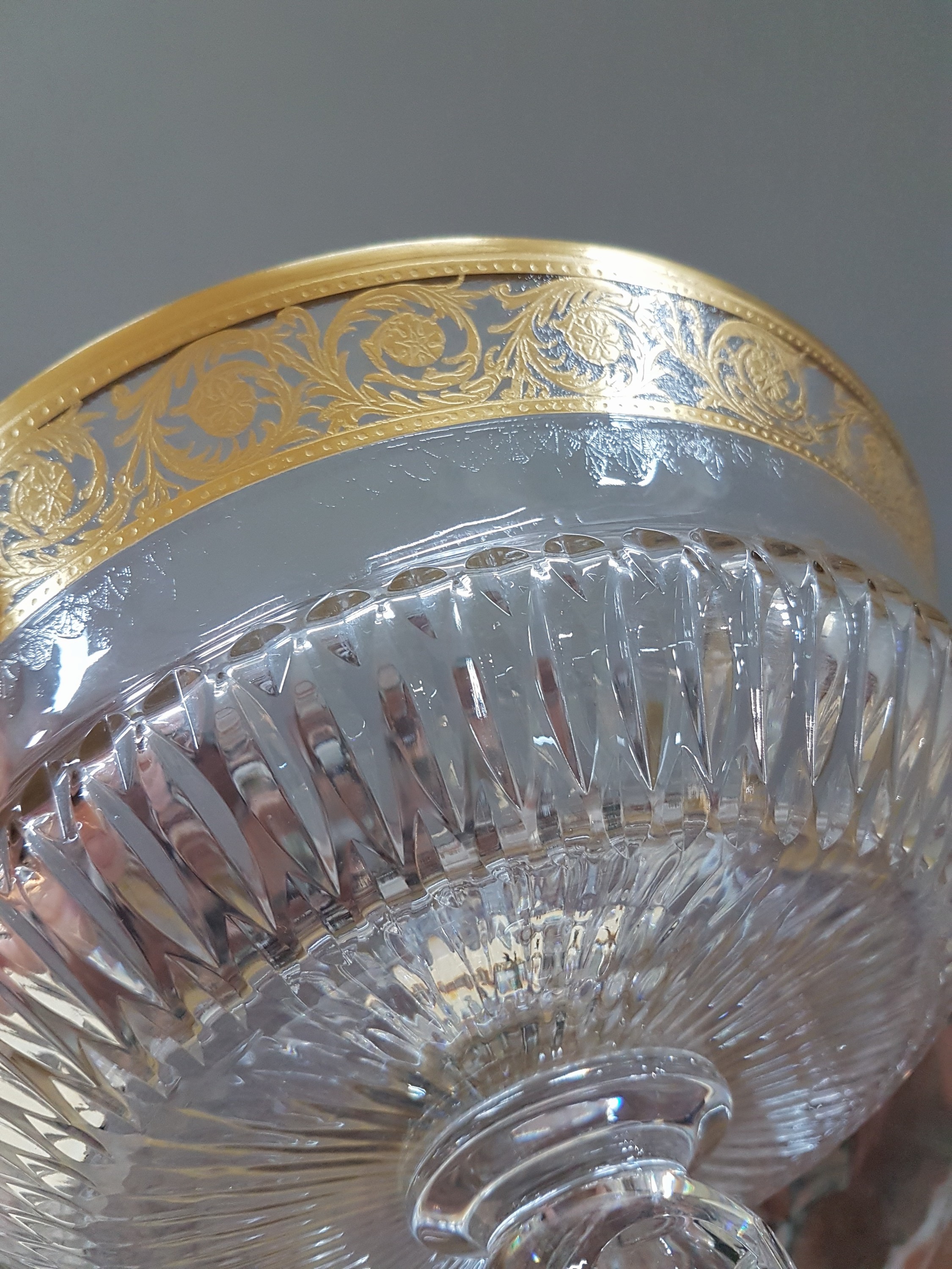 Detail c: Große Fußschale, Saint Louis, Thistle, 20. Jh., farbloses Kristallglas, Wandung mit Ovalschliff, Fuß und Rand mit umlaufender floral geätzter ...