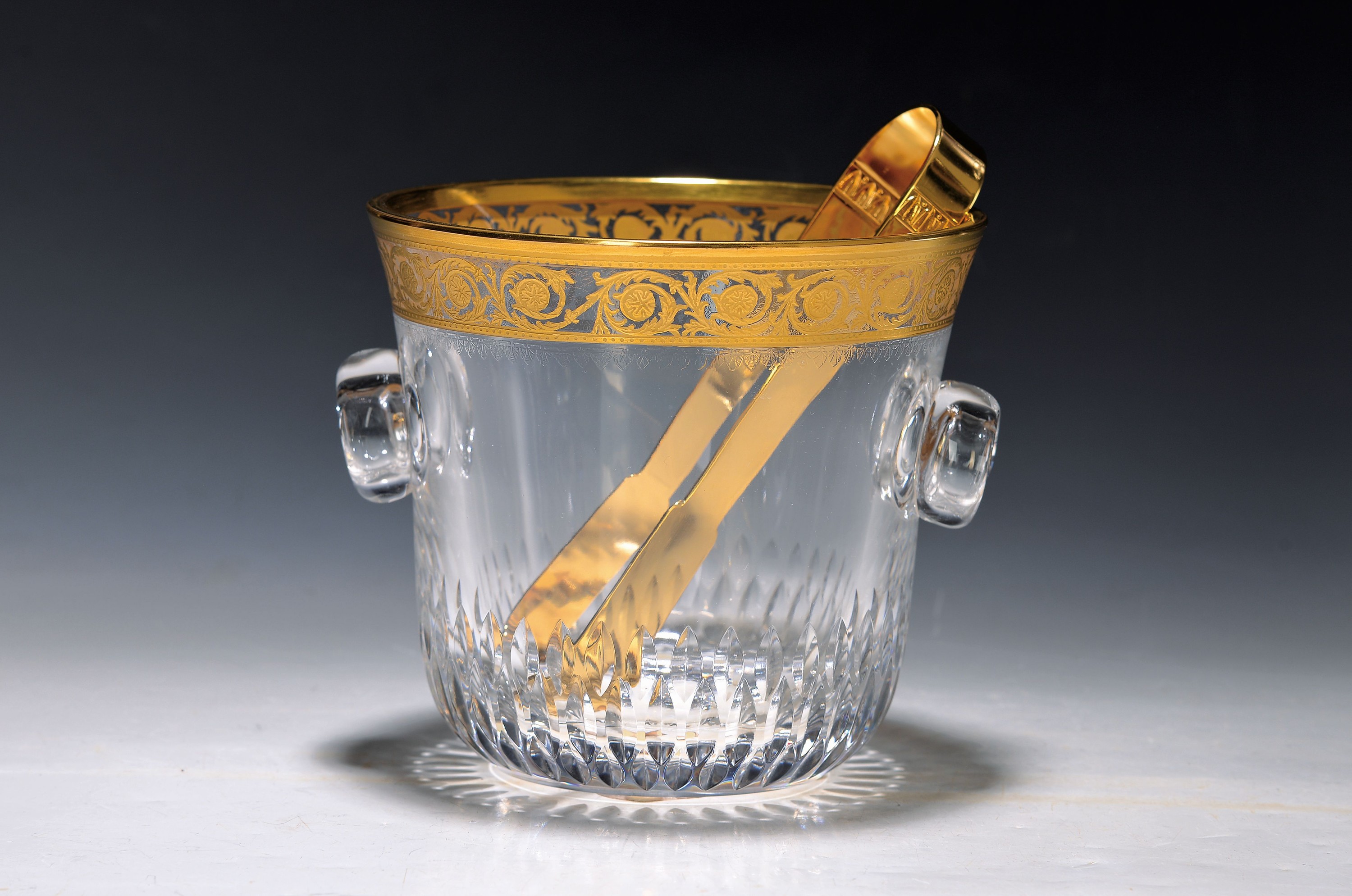 Eiswürfelbehälter mit Zange, Saint Louis, Thistle, 20. Jh., farbloses Kristallglas, Rand mit umlaufender floral geätzter Goldbordüre, H.ca. 15 cm