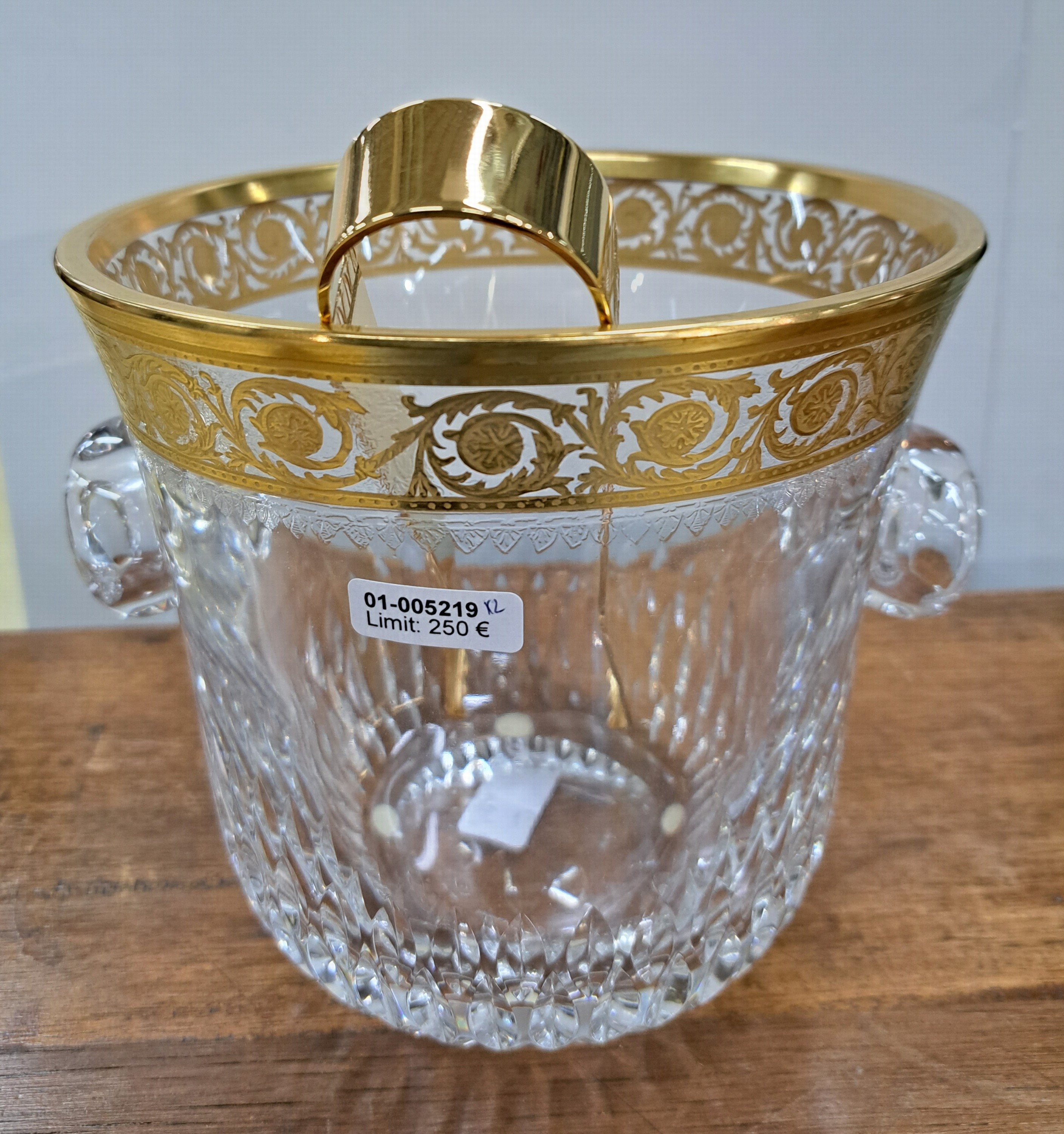 Detail a: Eiswürfelbehälter mit Zange, Saint Louis, Thistle, 20. Jh., farbloses Kristallglas, Rand mit umlaufender floral geätzter Goldbordüre, H.ca. 15 cm