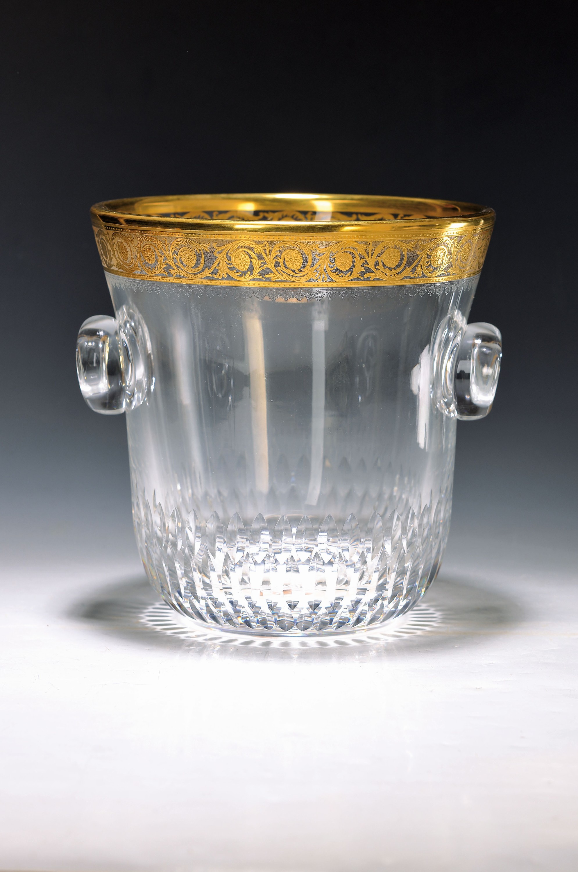 Weinkühler, Saint Louis, Thistle, 20. Jh., farbloses Kristallglas, Rand mit umlaufender floral geätzter Goldbordüre, H.ca. 22 cm, gemarkt