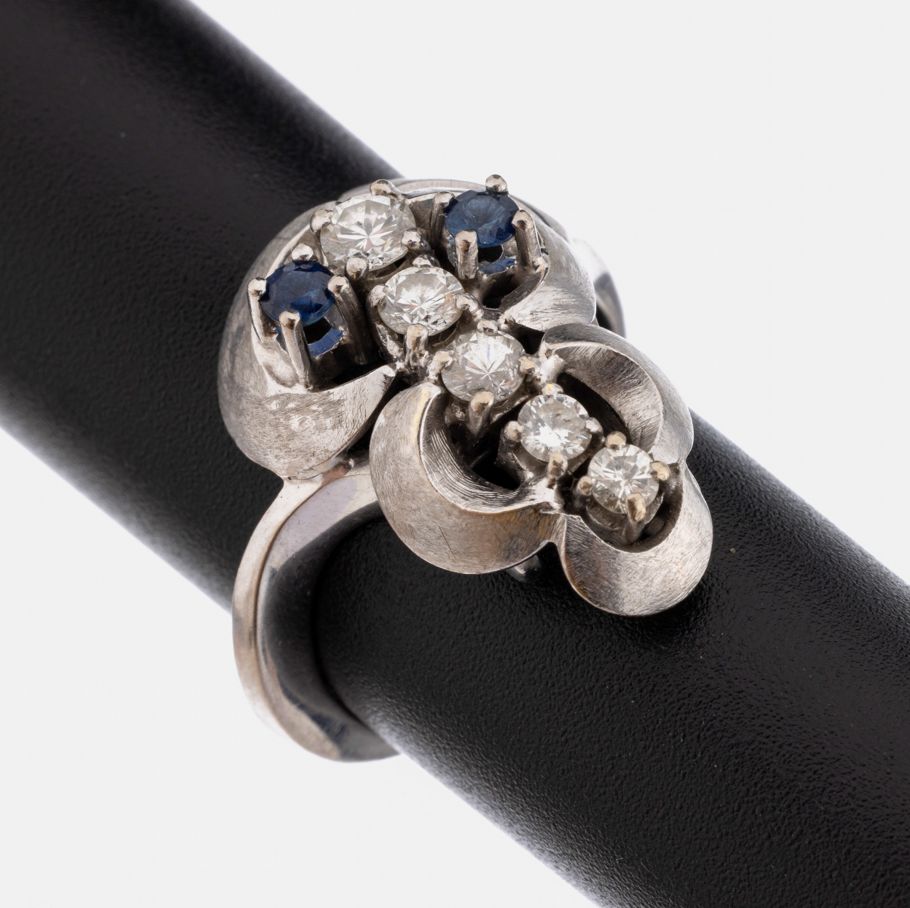 14 kt Gold Brillant-Saphir-Ring, WG 585/000, 5 Brillanten zus. ca. 0.30 ct Weiß/si, 2 kl. Saphire zus. ca. 0.10 ct, Fassung matt., RW 50, ca. 7.5 g
