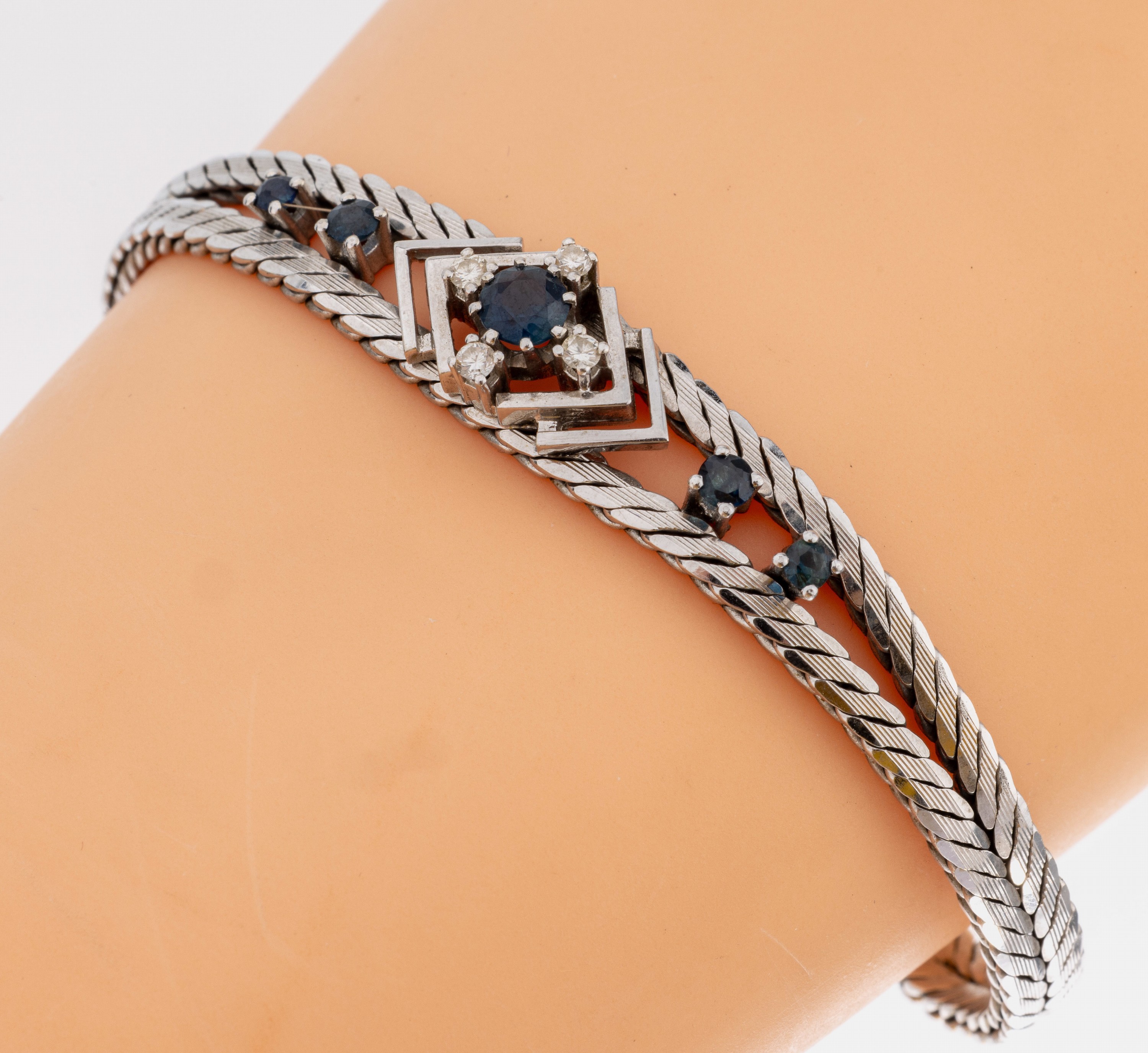 14 kt Gold Saphir-Diamant-Armband, WG 585/000, 5 rundfacett. Saphire zus. ca. 0.40 ct, 4 kl. Diamanten zus. ca. 0.16 ct Weiß/si, L. ca. 16.5 cm, ...