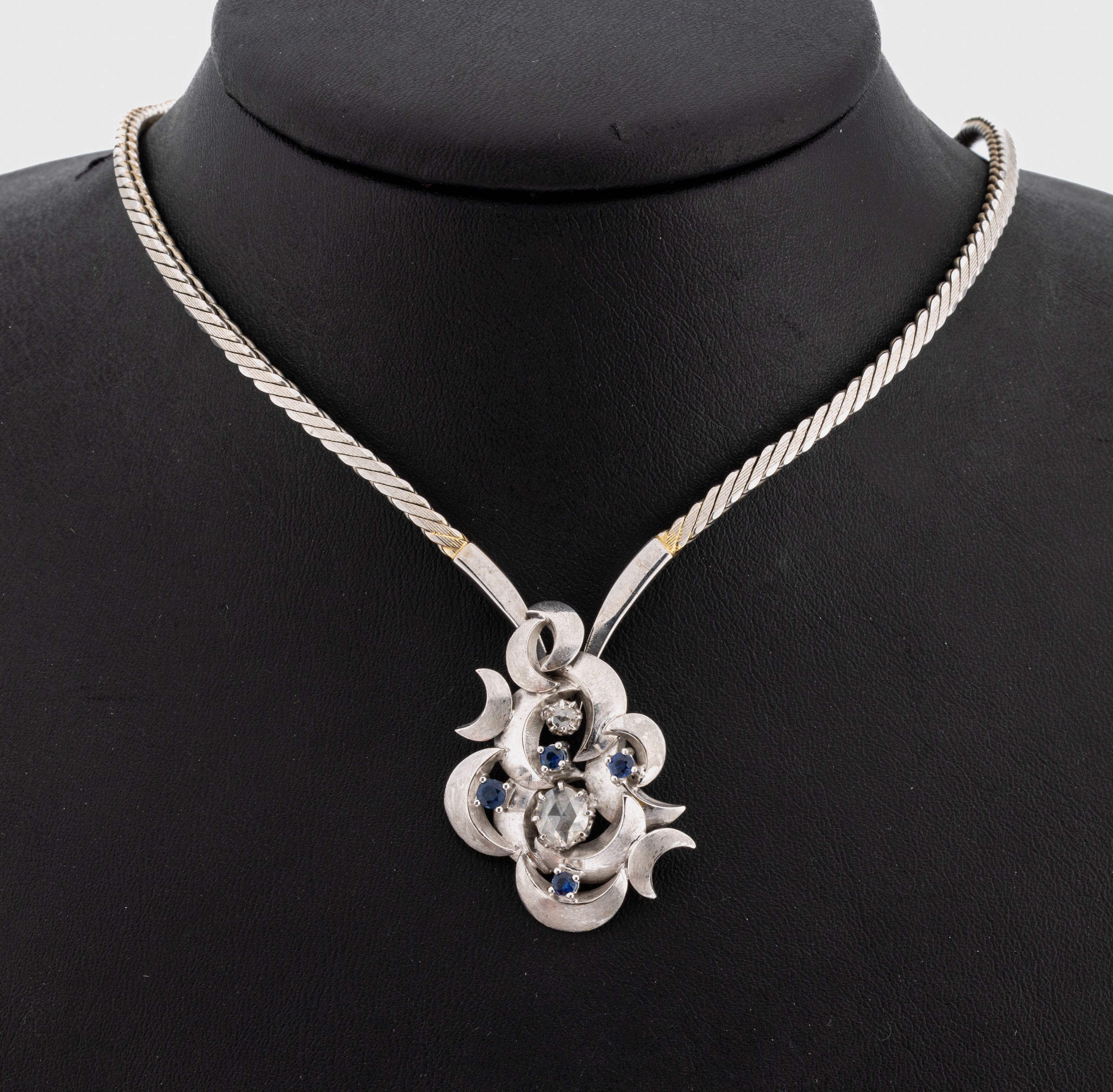 14 kt Gold Saphir-Diamant-Collier, WG 585/000, Abhängung besetzt mit 2 Diamantrosen zus. ca. 0.25 ct Weiß/p und 4 rundfacett. Saphire zus. ca. ...