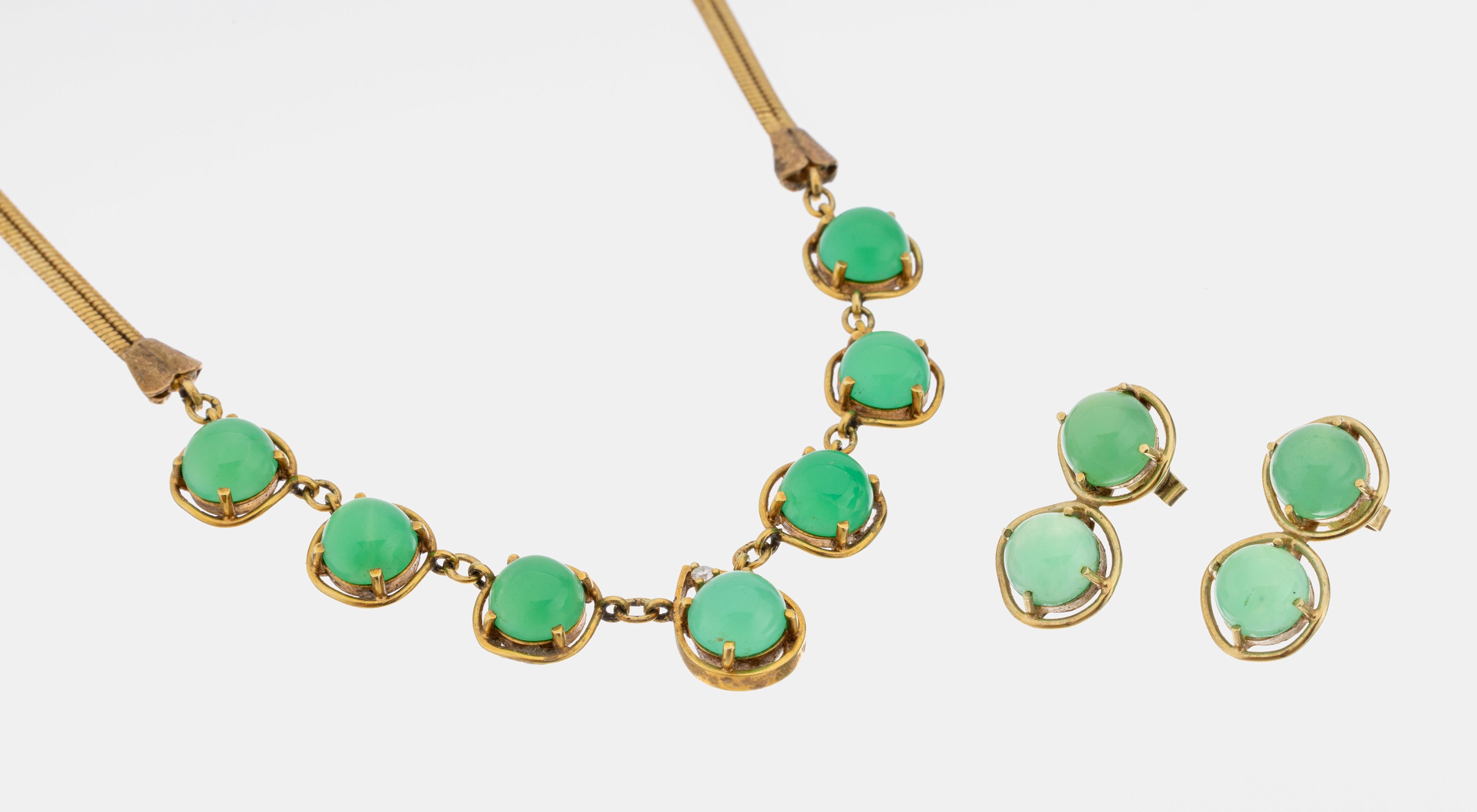 14 kt Gold Chrysopras-Schmuckset, GG 585/000, best. aus: Collier, L. ca. 43 cm, Karabinerschließe, L. ca. 43 cm und Paar Ohrstecker, besetzt mit ...