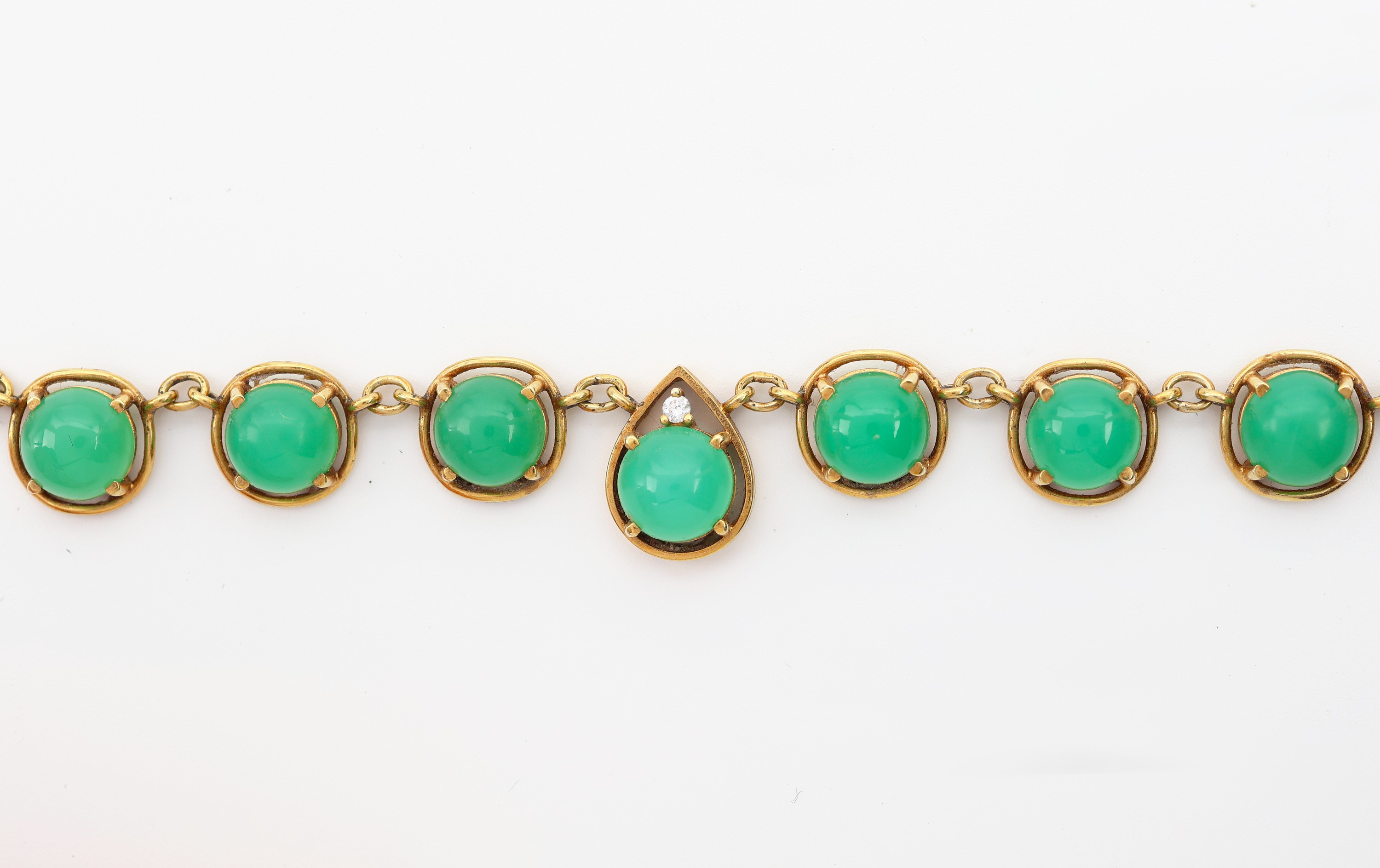 Detail a: 14 kt Gold Chrysopras-Schmuckset, GG 585/000, best. aus: Collier, L. ca. 43 cm, Karabinerschließe, L. ca. 43 cm und Paar Ohrstecker, besetzt mit ...