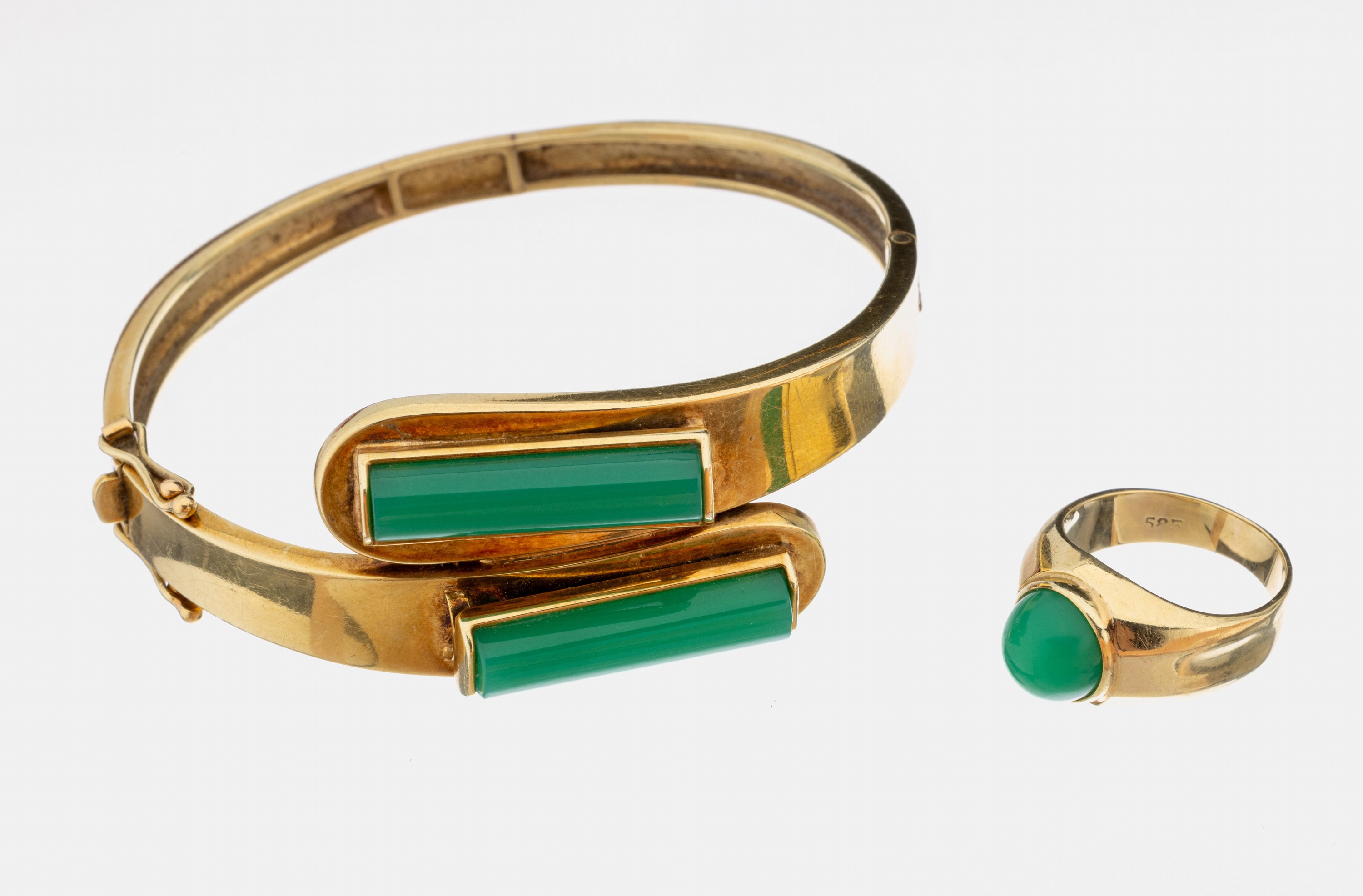 14 kt Gold Chrysopras-Schmuckset, GG 585/000 best. aus: Armreif, besetzt mit 2 rechteckigen Chrysoprasen, ca. 5.5 x 5 cm und Ring, besetzt mit ...