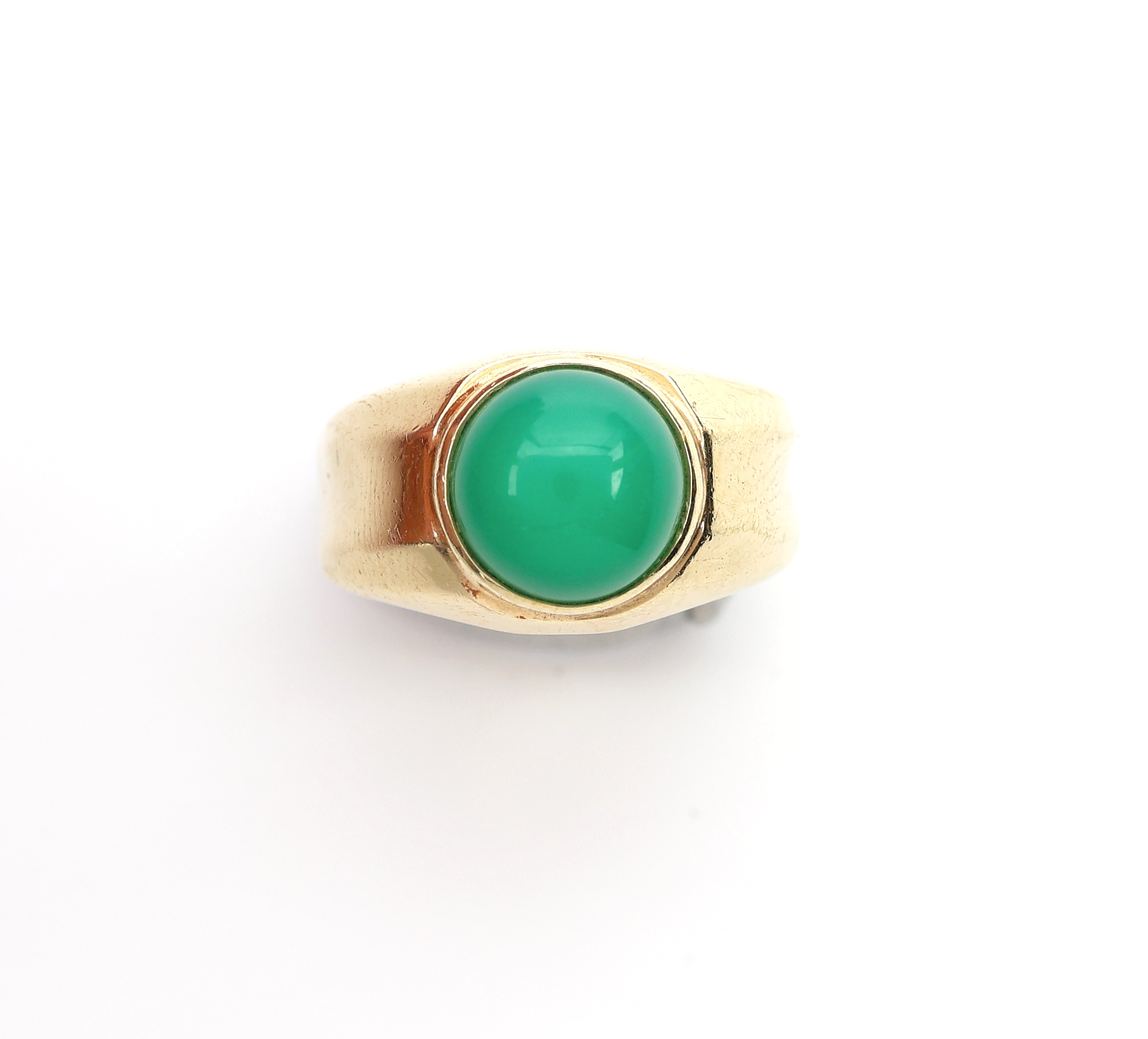 Detail d: 14 kt Gold Chrysopras-Schmuckset, GG 585/000 best. aus: Armreif, besetzt mit 2 rechteckigen Chrysoprasen, ca. 5.5 x 5 cm und Ring, besetzt mit ...