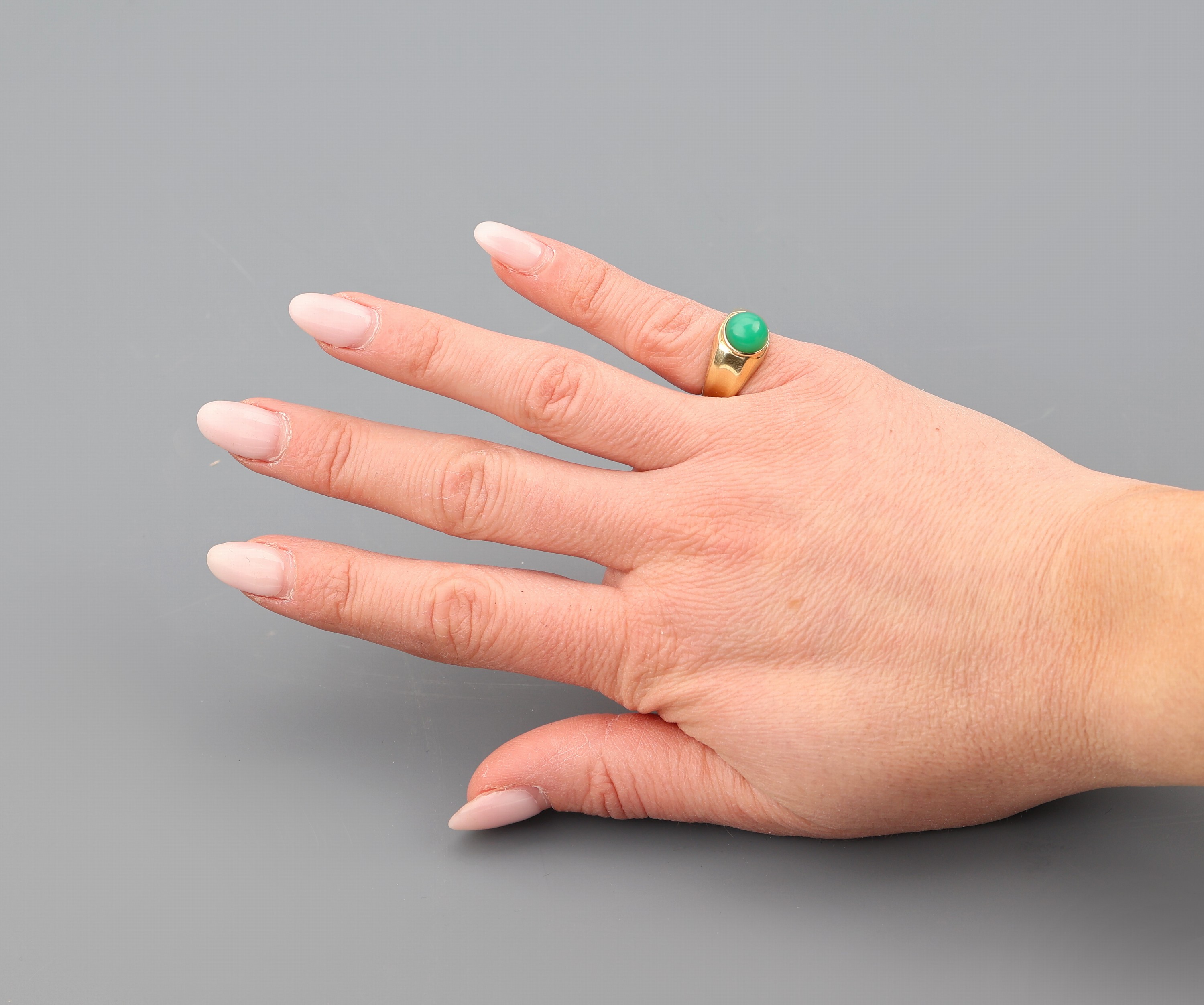 Detail e: 14 kt Gold Chrysopras-Schmuckset, GG 585/000 best. aus: Armreif, besetzt mit 2 rechteckigen Chrysoprasen, ca. 5.5 x 5 cm und Ring, besetzt mit ...