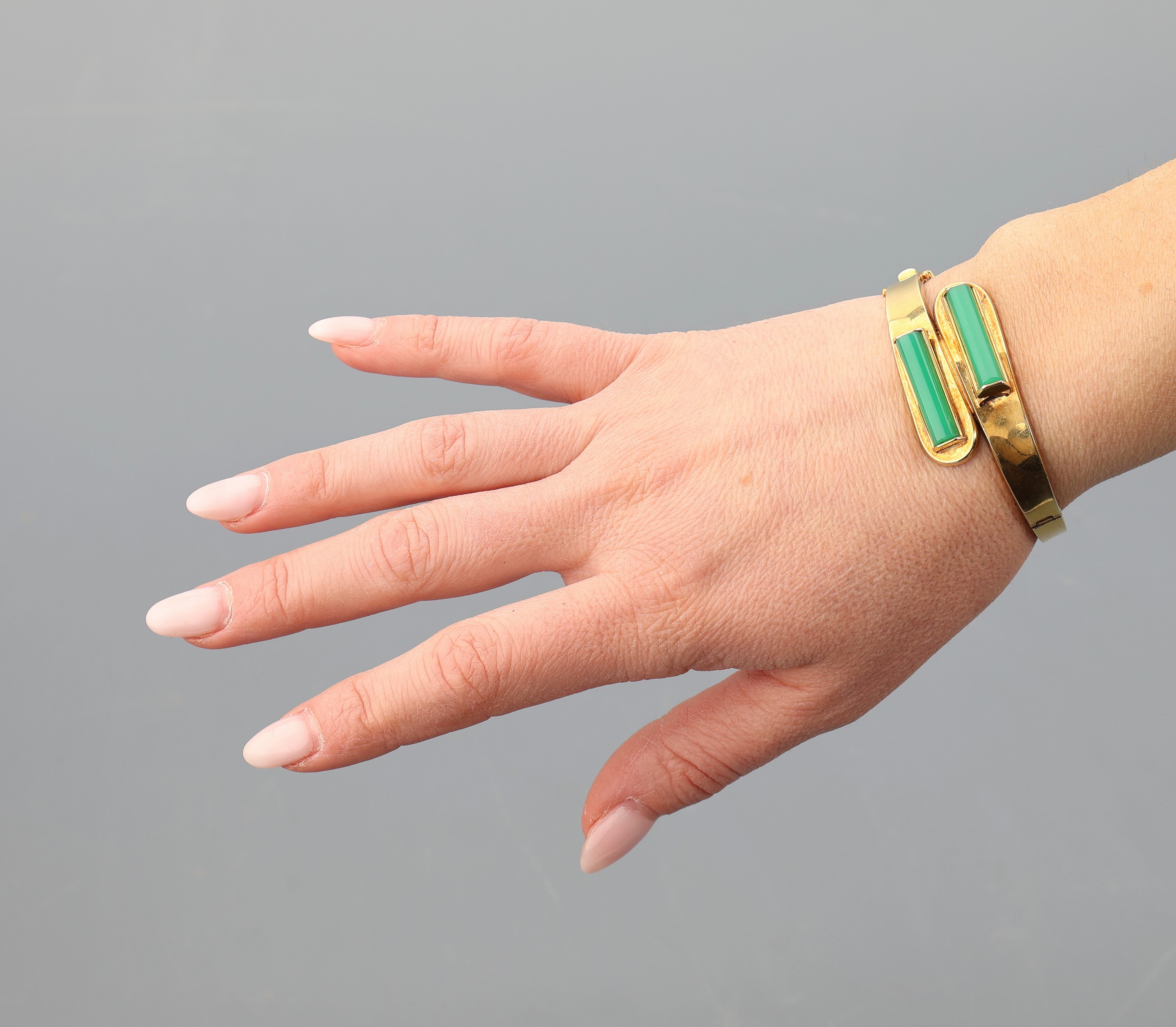 Detail f: 14 kt Gold Chrysopras-Schmuckset, GG 585/000 best. aus: Armreif, besetzt mit 2 rechteckigen Chrysoprasen, ca. 5.5 x 5 cm und Ring, besetzt mit ...