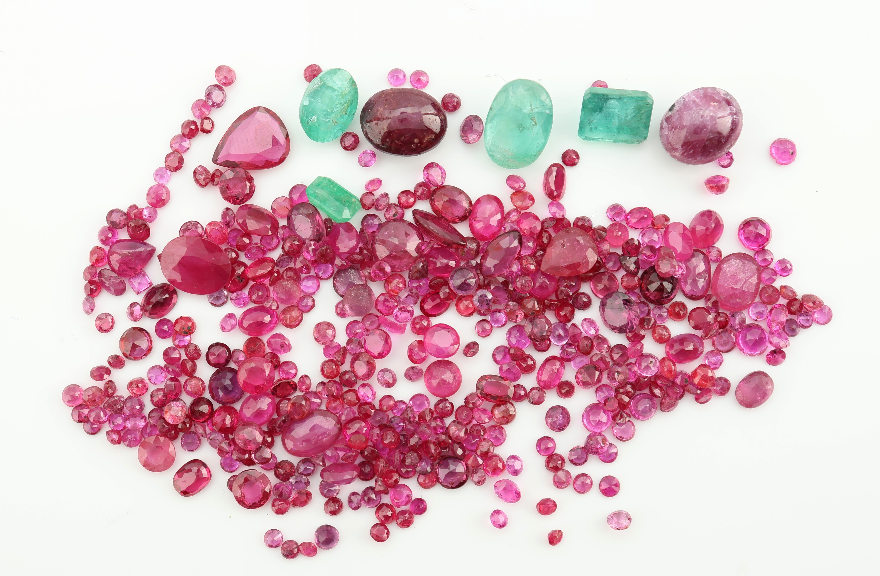 Lot lose Rubin, zus. ca. 46.2 ct, versch. Schliffformen und Größen, dazu 4 facett. Smaragde