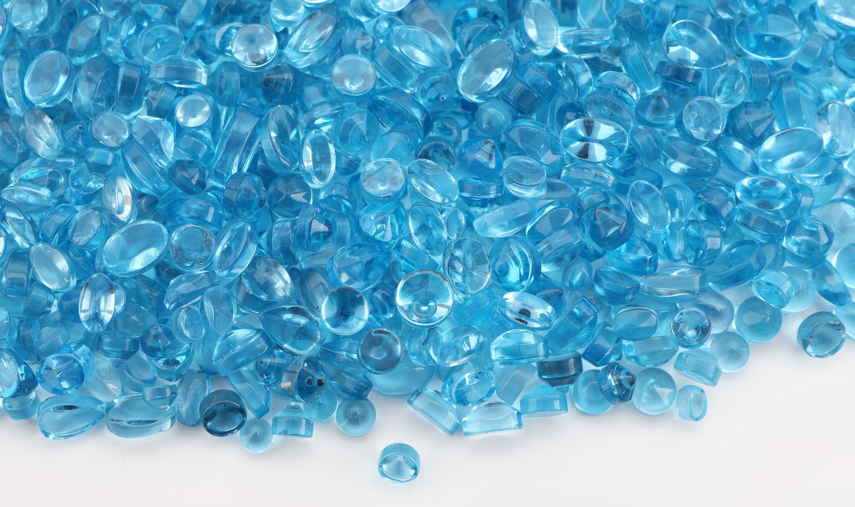 Detail a: Lot lose Blautopas, zus. ca. 458 ct, versch. Größen und Formen überwiegend Cabochons