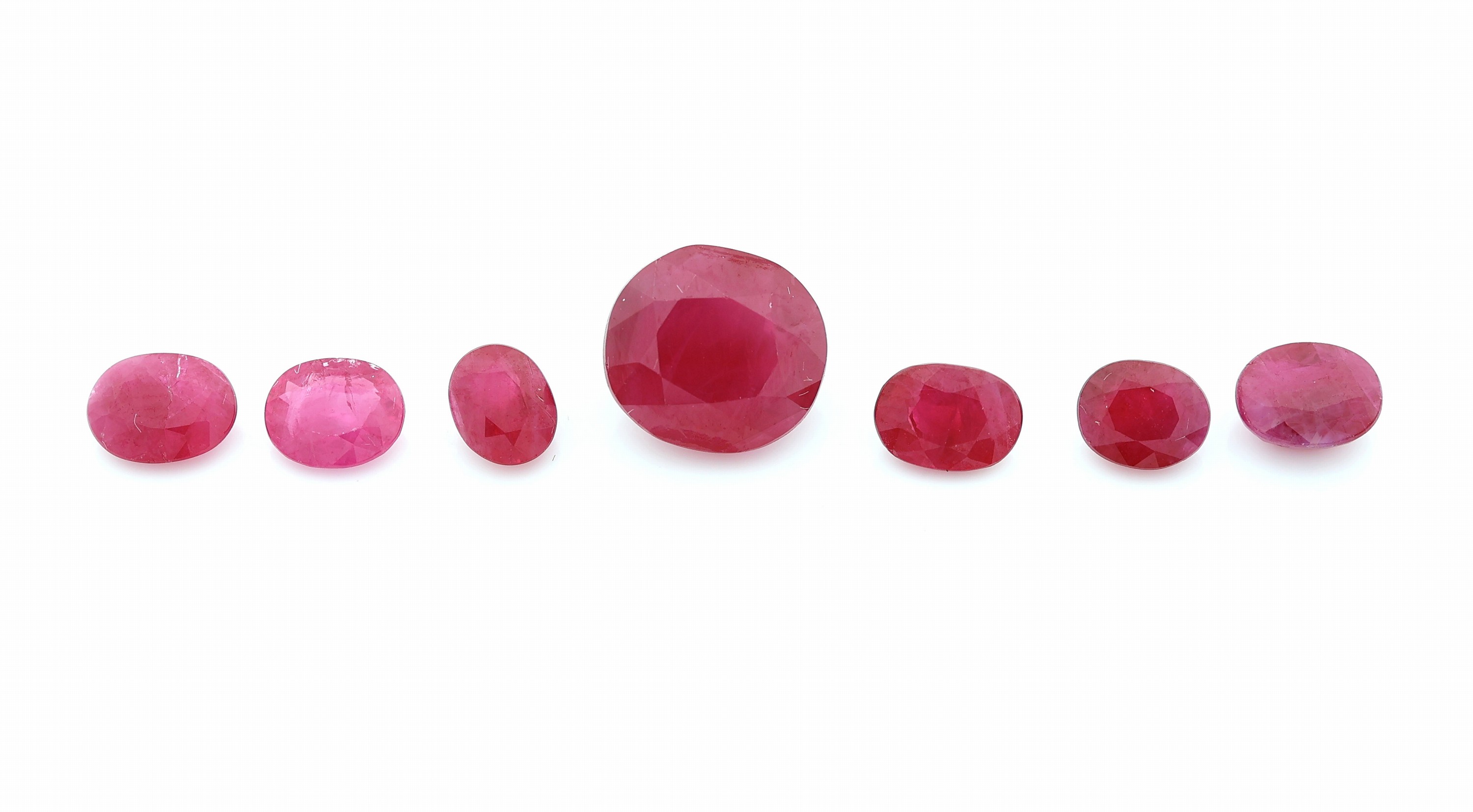 Lot lose Rubine zus. ca. 5 ct, 6 ovalfacett. Rubine in versch. Größen, 1 x rundfacett.