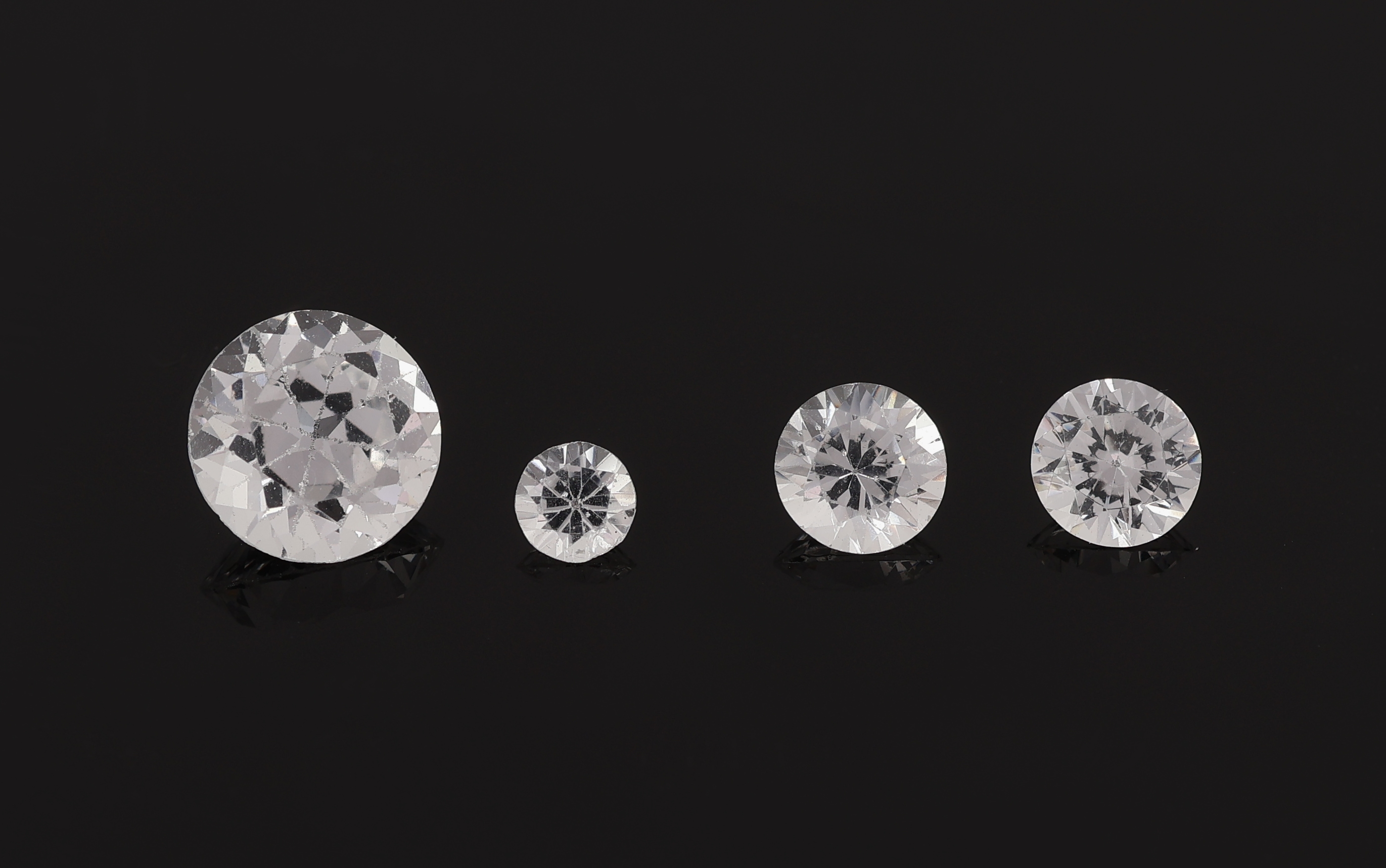 Lot lose weiße Saphire, zus. ca. 5.07 ct, 4 rundfacett. in versch. Größen