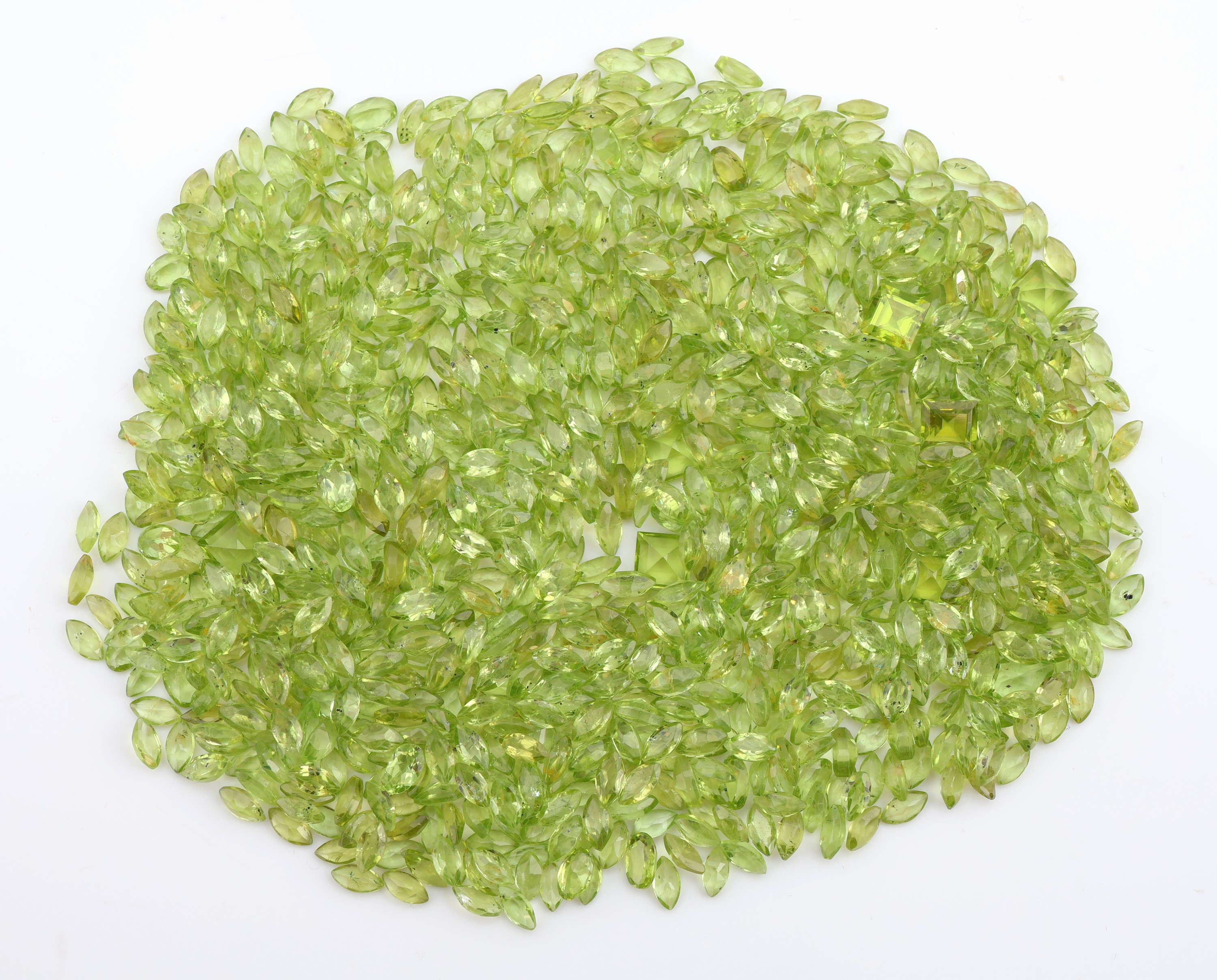 Lot lose Peridots, zus. ca. 300 ct, versch. Größen und Schliffarten überwiegend facett. Tropfen