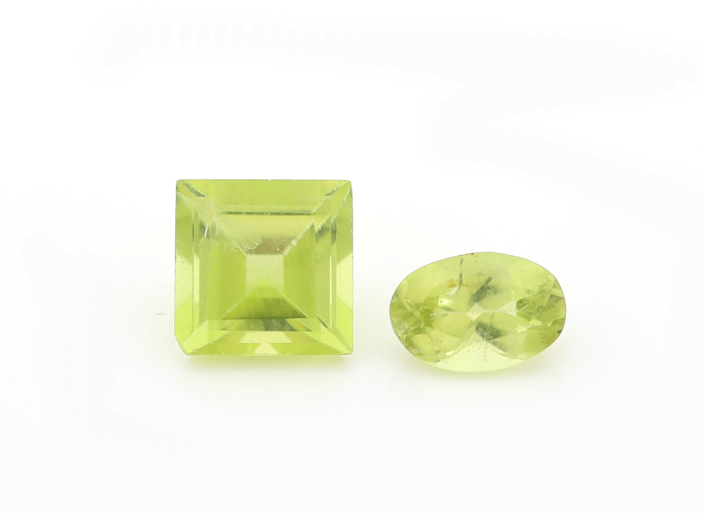 Detail a: Lot lose Peridots, zus. ca. 300 ct, versch. Größen und Schliffarten überwiegend facett. Tropfen