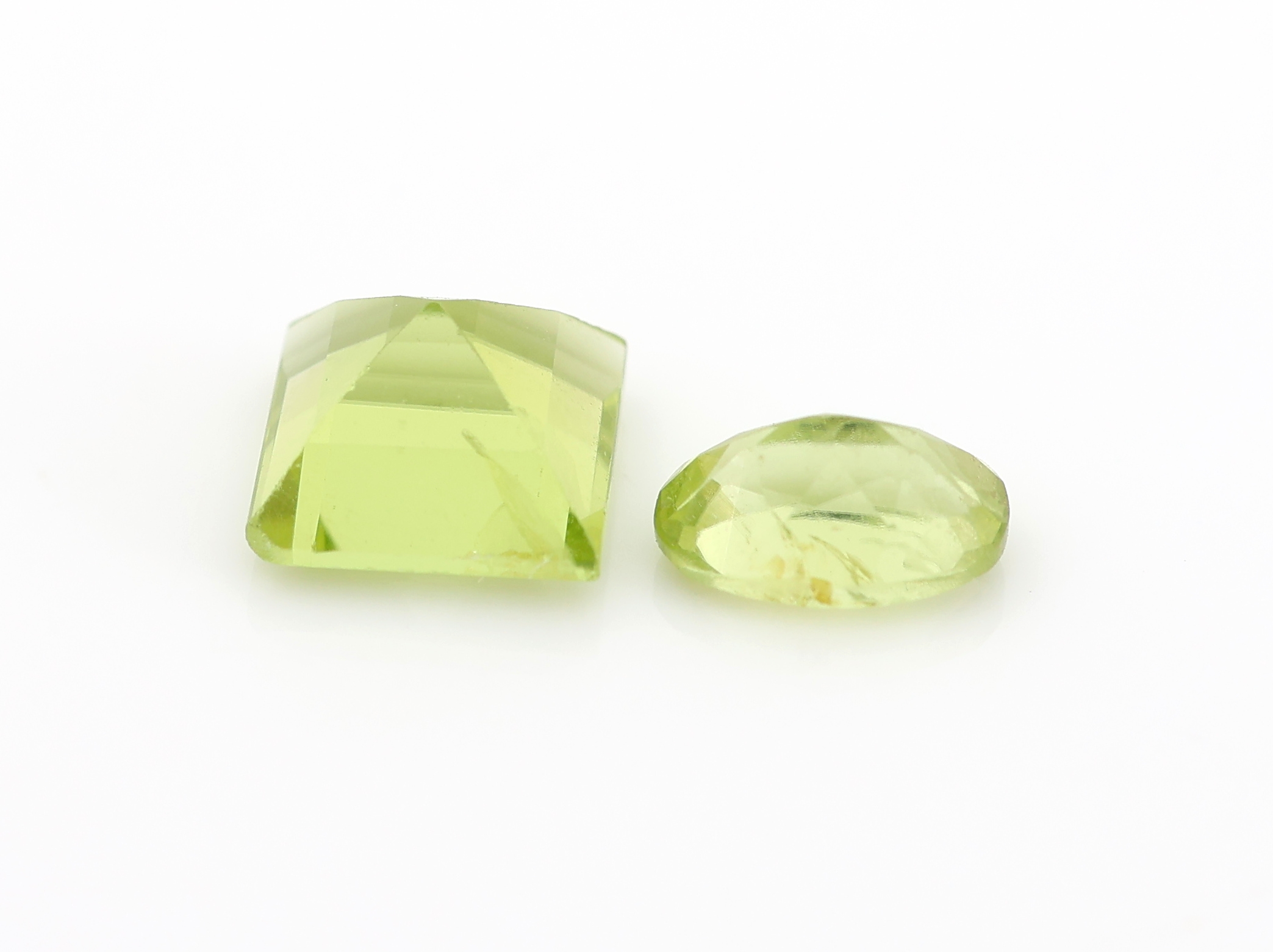 Detail b: Lot lose Peridots, zus. ca. 300 ct, versch. Größen und Schliffarten überwiegend facett. Tropfen