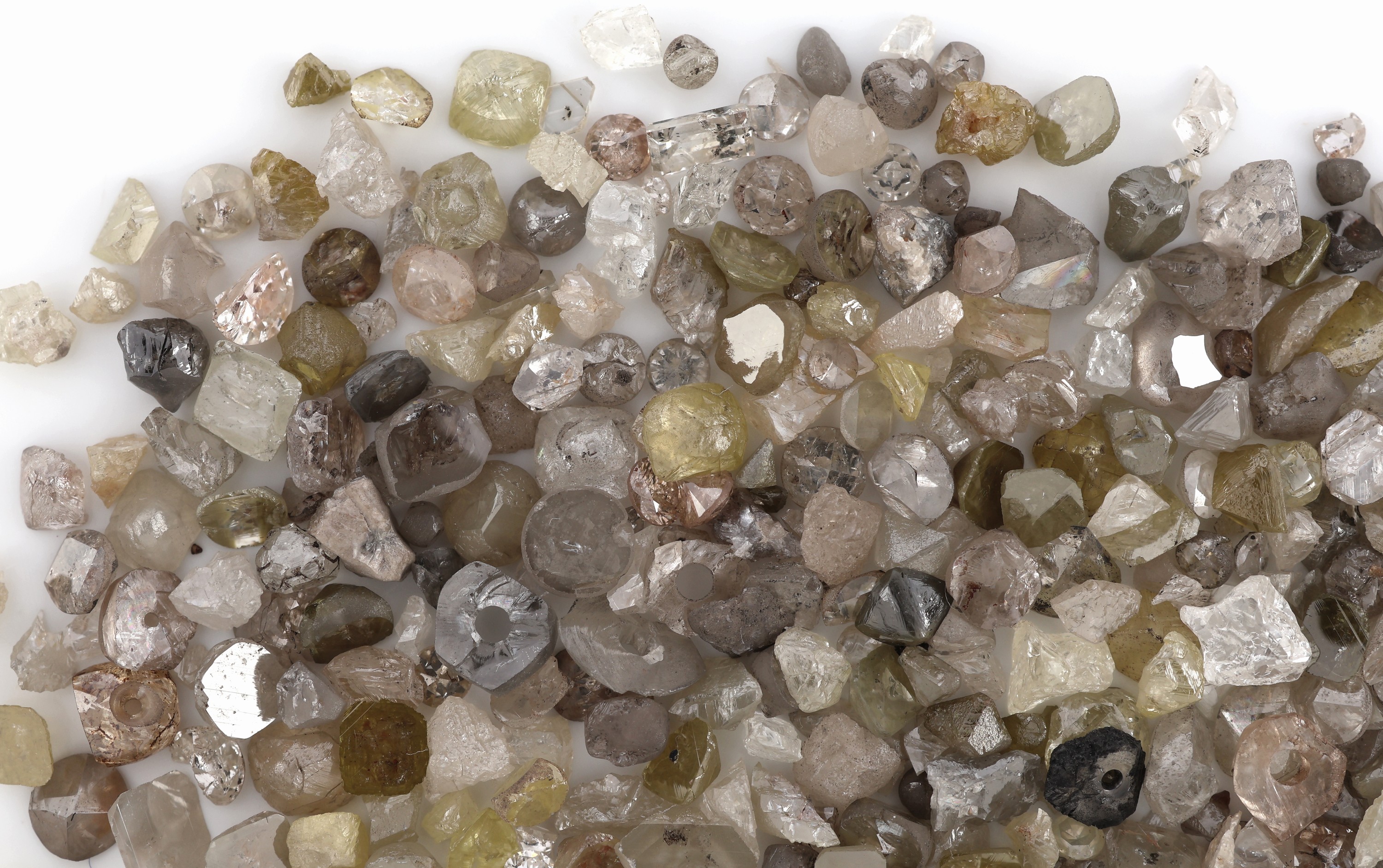 Detail a: Lot lose Rohdiamanten zus. ca. 44.45 ct, versch. Größen, Formen und Reinheiten
