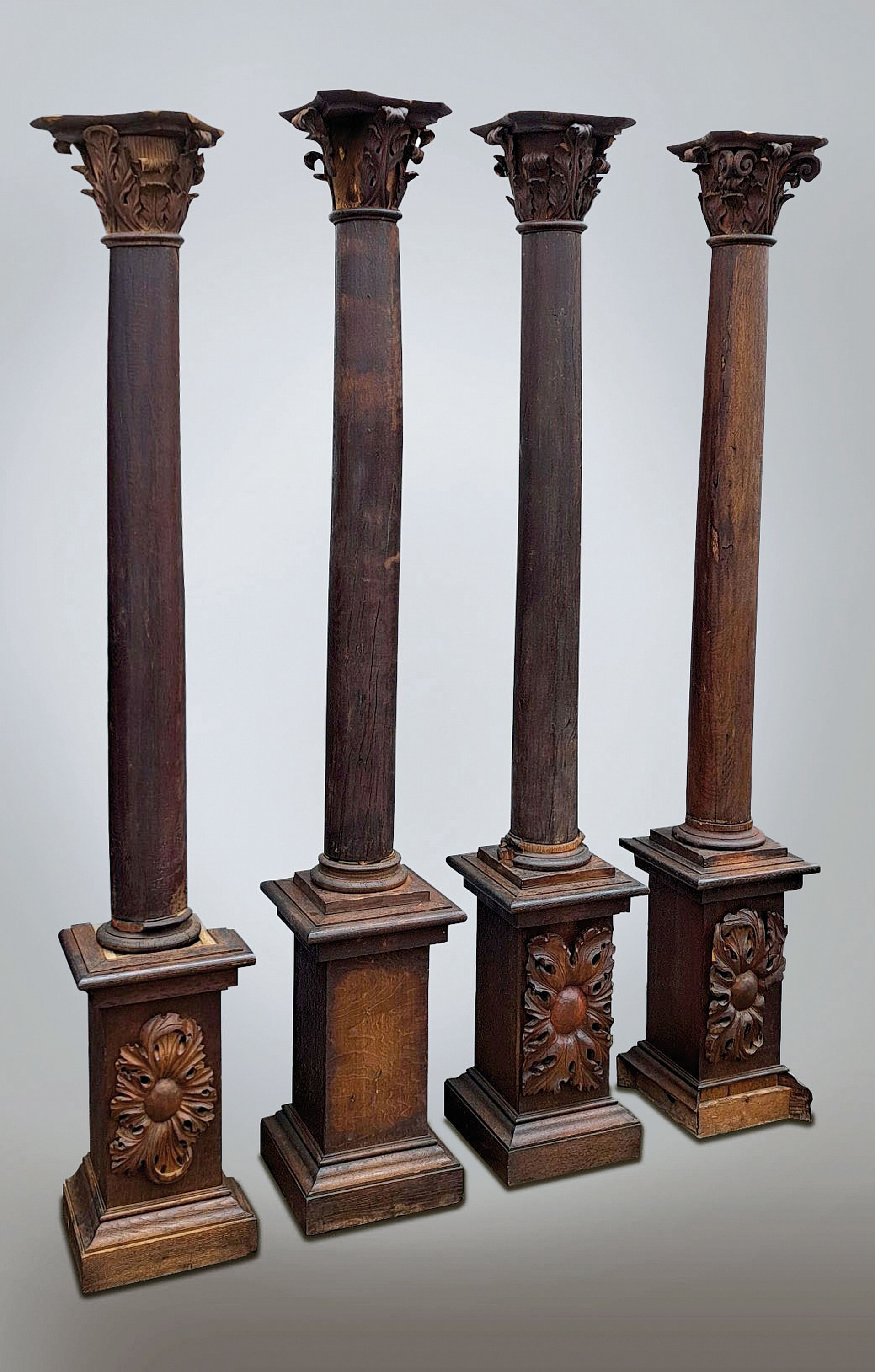 Vier Säulen mit Postamenten, Barock, 18. Jh. , Eiche massiv, aufgelegte Schnitzerei, reich beschnitzte Kapitelle, eine Säule mit Zapfen, jede ...