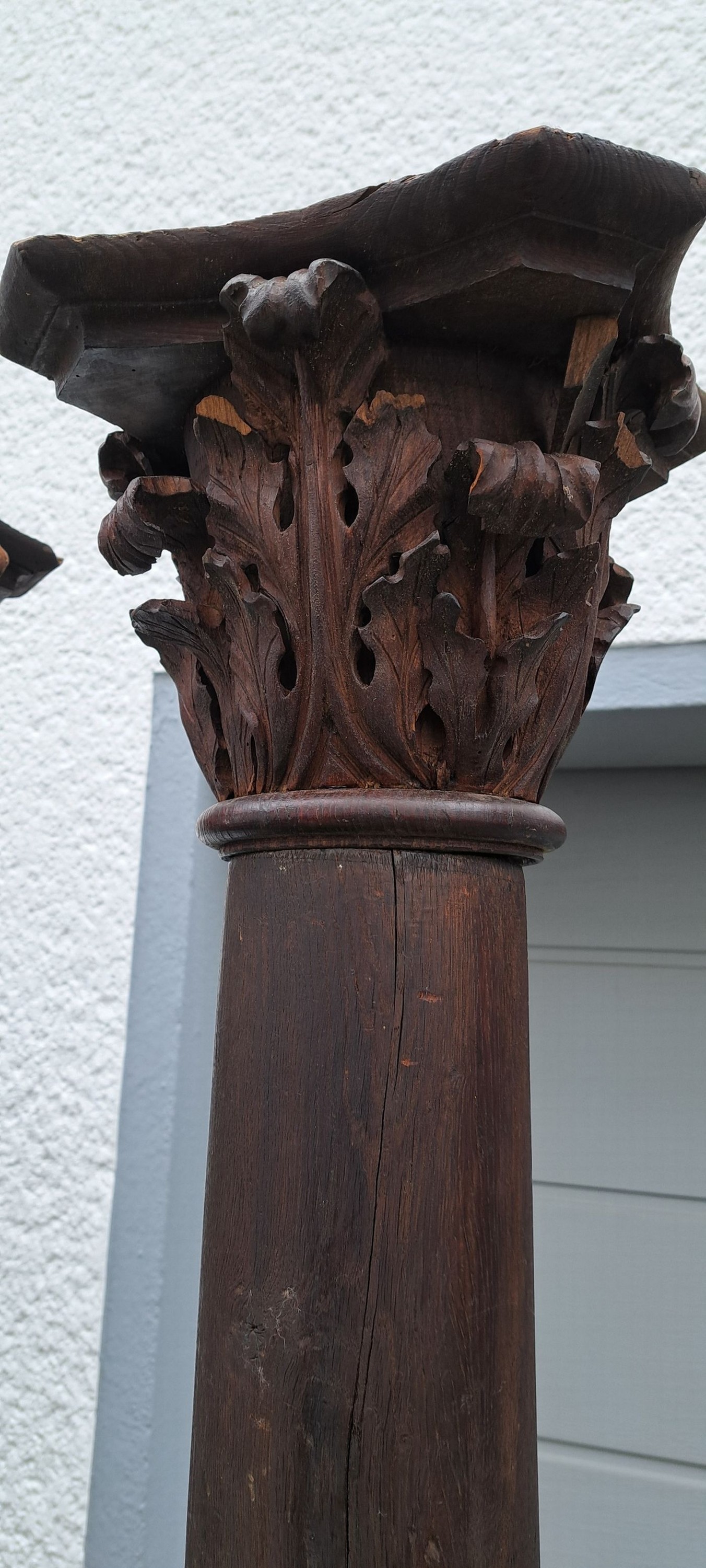 Detail d: Vier Säulen mit Postamenten, Barock, 18. Jh. , Eiche massiv, aufgelegte Schnitzerei, reich beschnitzte Kapitelle, eine Säule mit Zapfen, jede ...