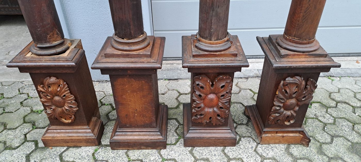 Detail f: Vier Säulen mit Postamenten, Barock, 18. Jh. , Eiche massiv, aufgelegte Schnitzerei, reich beschnitzte Kapitelle, eine Säule mit Zapfen, jede ...