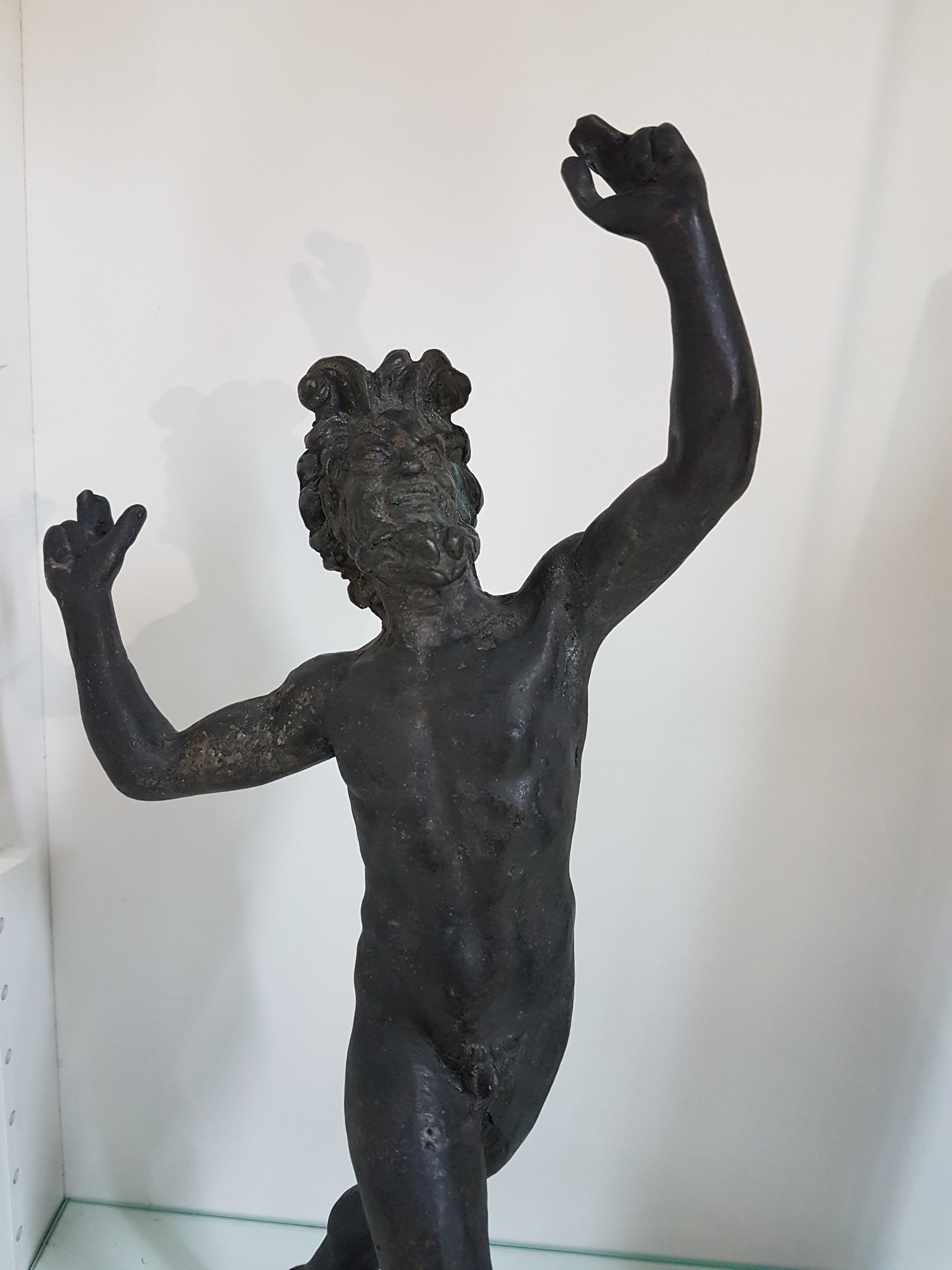 Detail a: Bronzeskulptur, tanzender Faun, nach antikem Vorbild, um 1900, vollplastische Darstellung, H. 47 cm