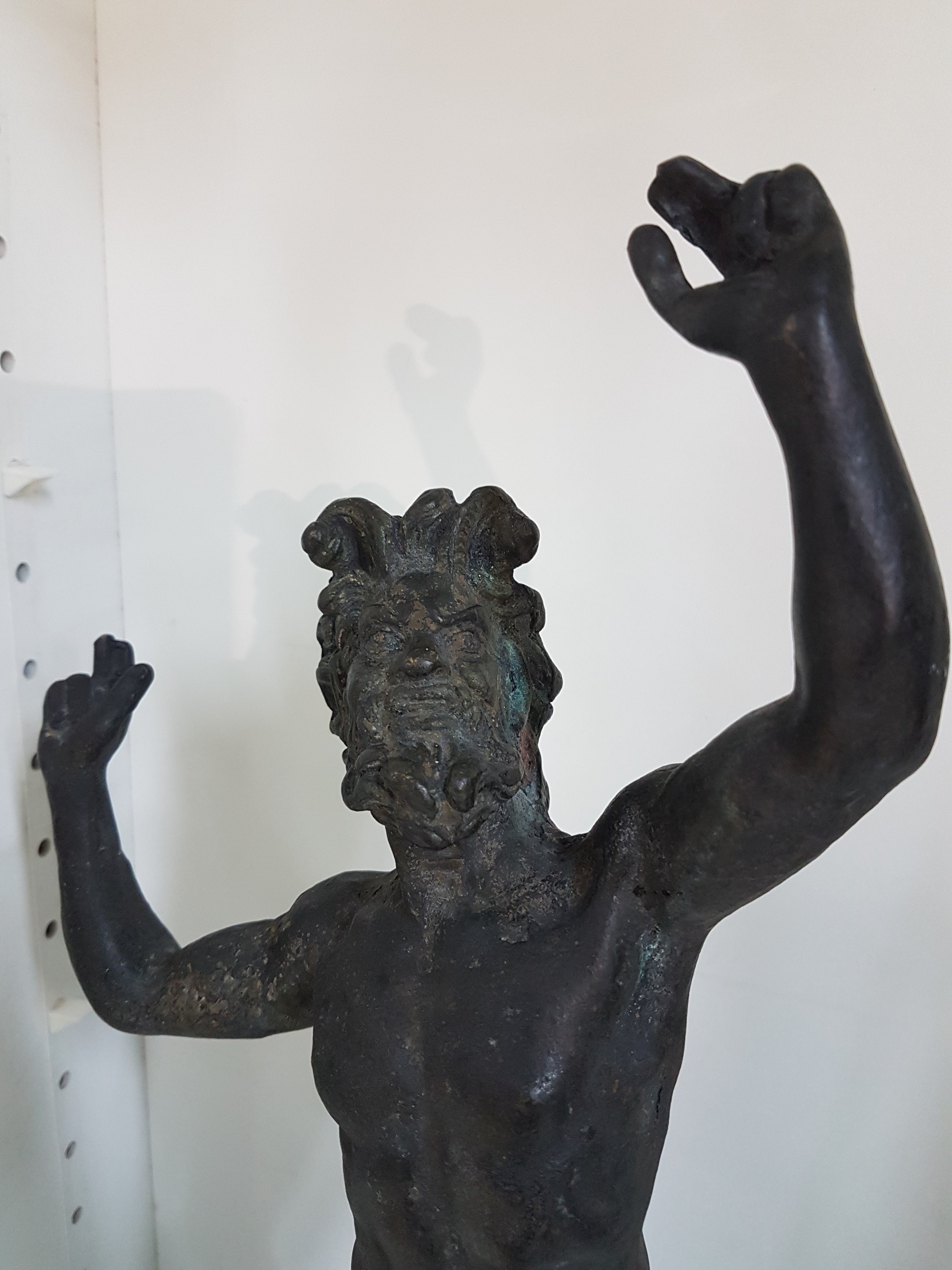 Detail b: Bronzeskulptur, tanzender Faun, nach antikem Vorbild, um 1900, vollplastische Darstellung, H. 47 cm