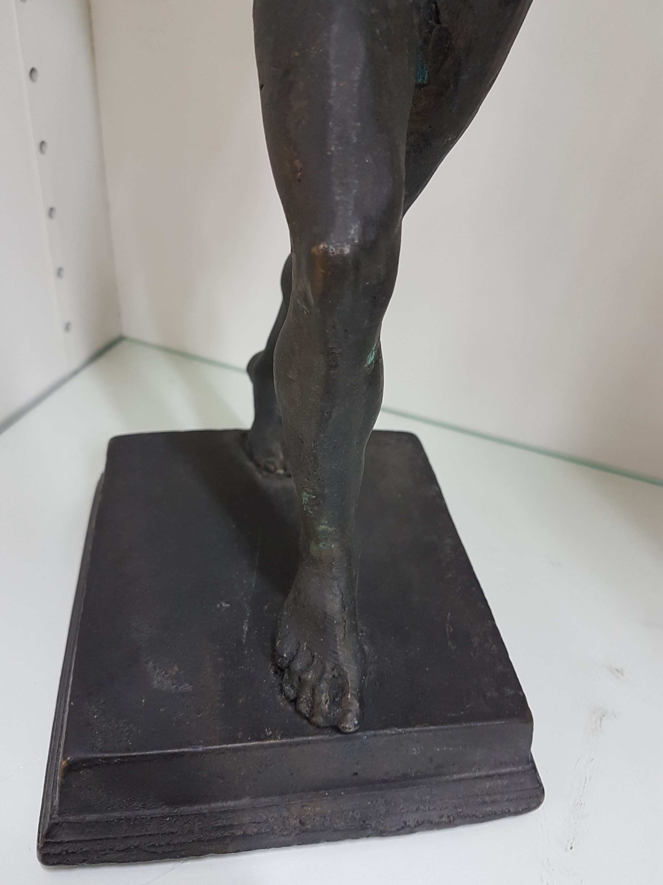 Detail c: Bronzeskulptur, tanzender Faun, nach antikem Vorbild, um 1900, vollplastische Darstellung, H. 47 cm