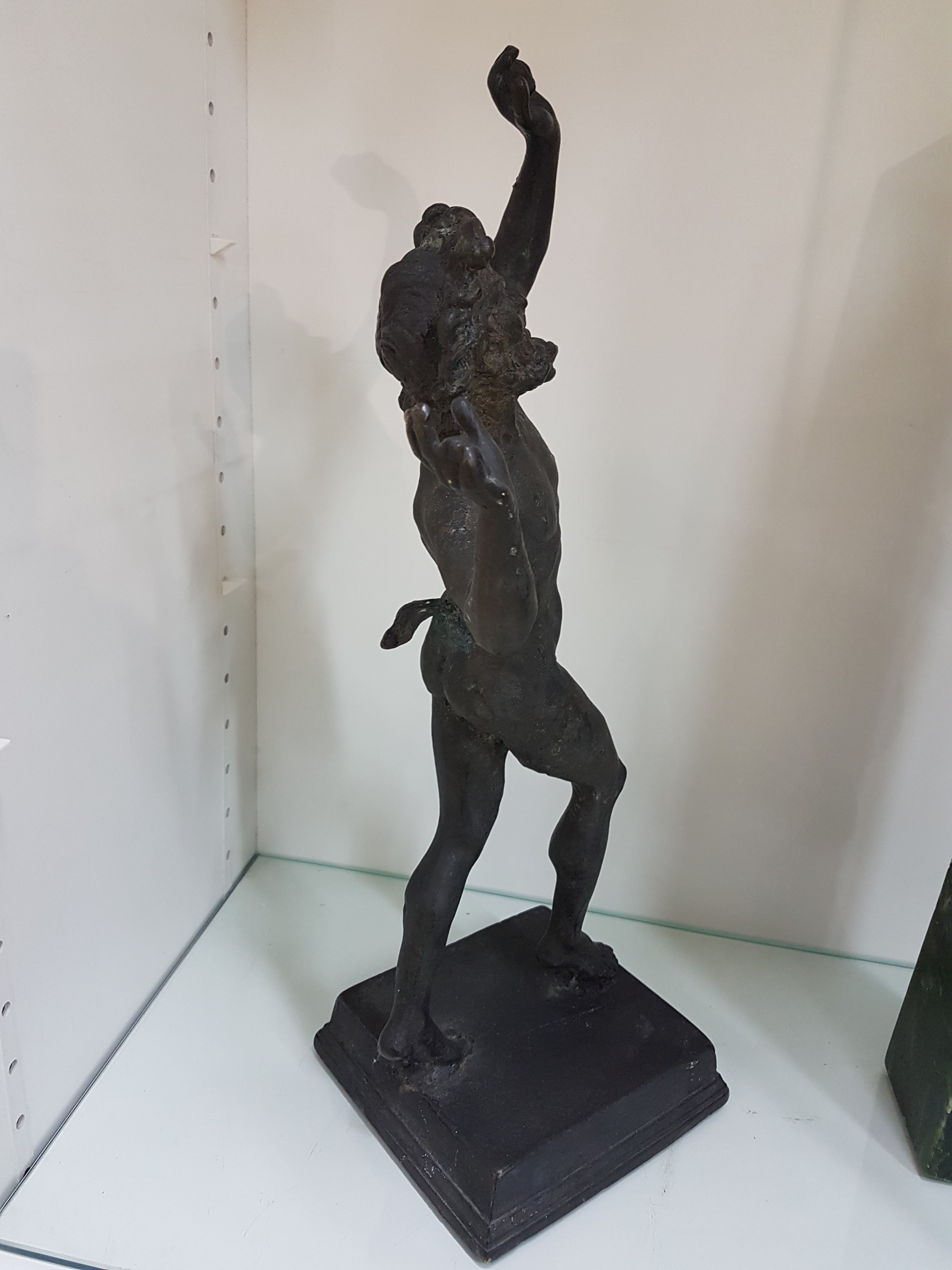 Detail d: Bronzeskulptur, tanzender Faun, nach antikem Vorbild, um 1900, vollplastische Darstellung, H. 47 cm