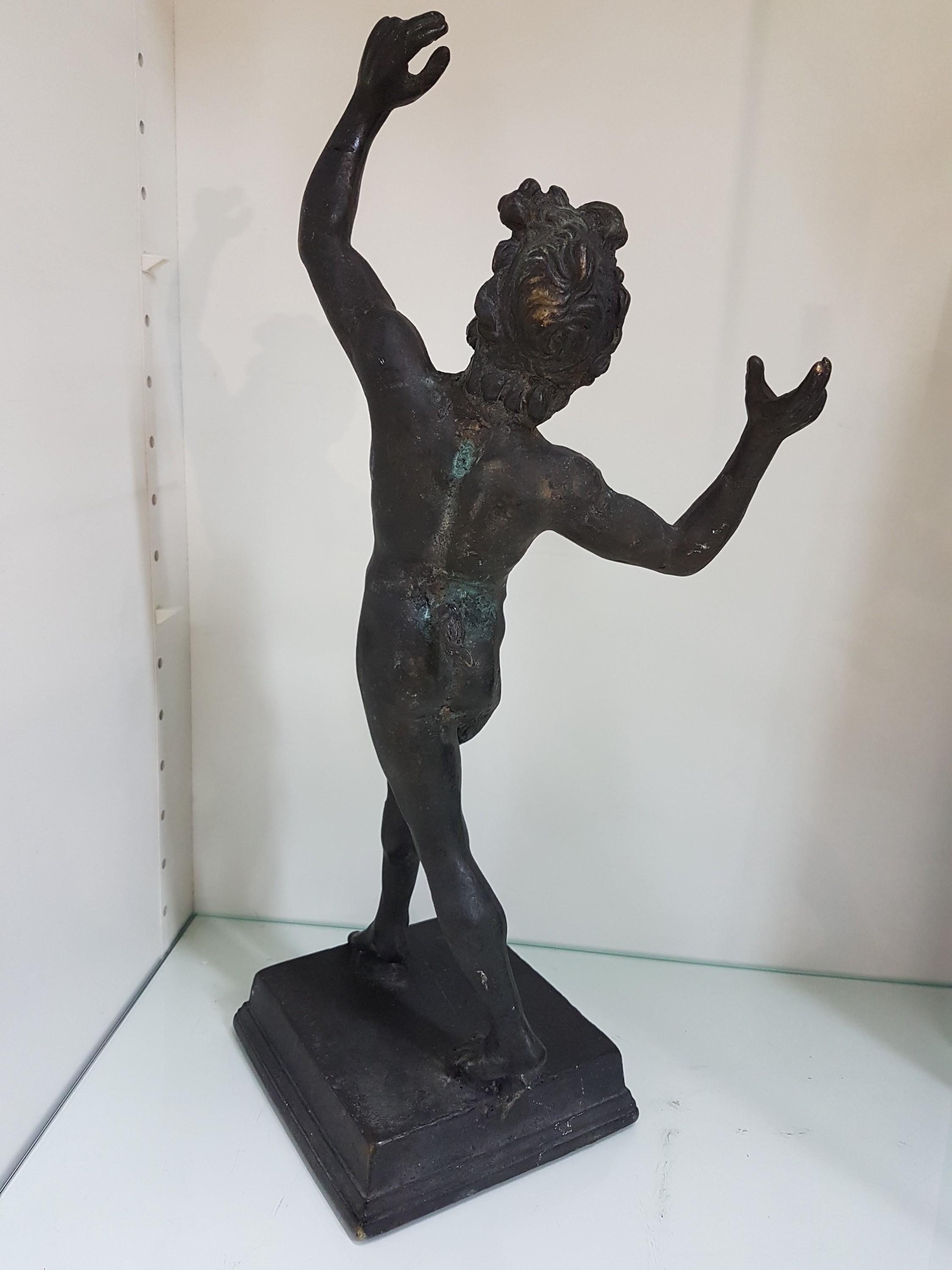 Detail e: Bronzeskulptur, tanzender Faun, nach antikem Vorbild, um 1900, vollplastische Darstellung, H. 47 cm