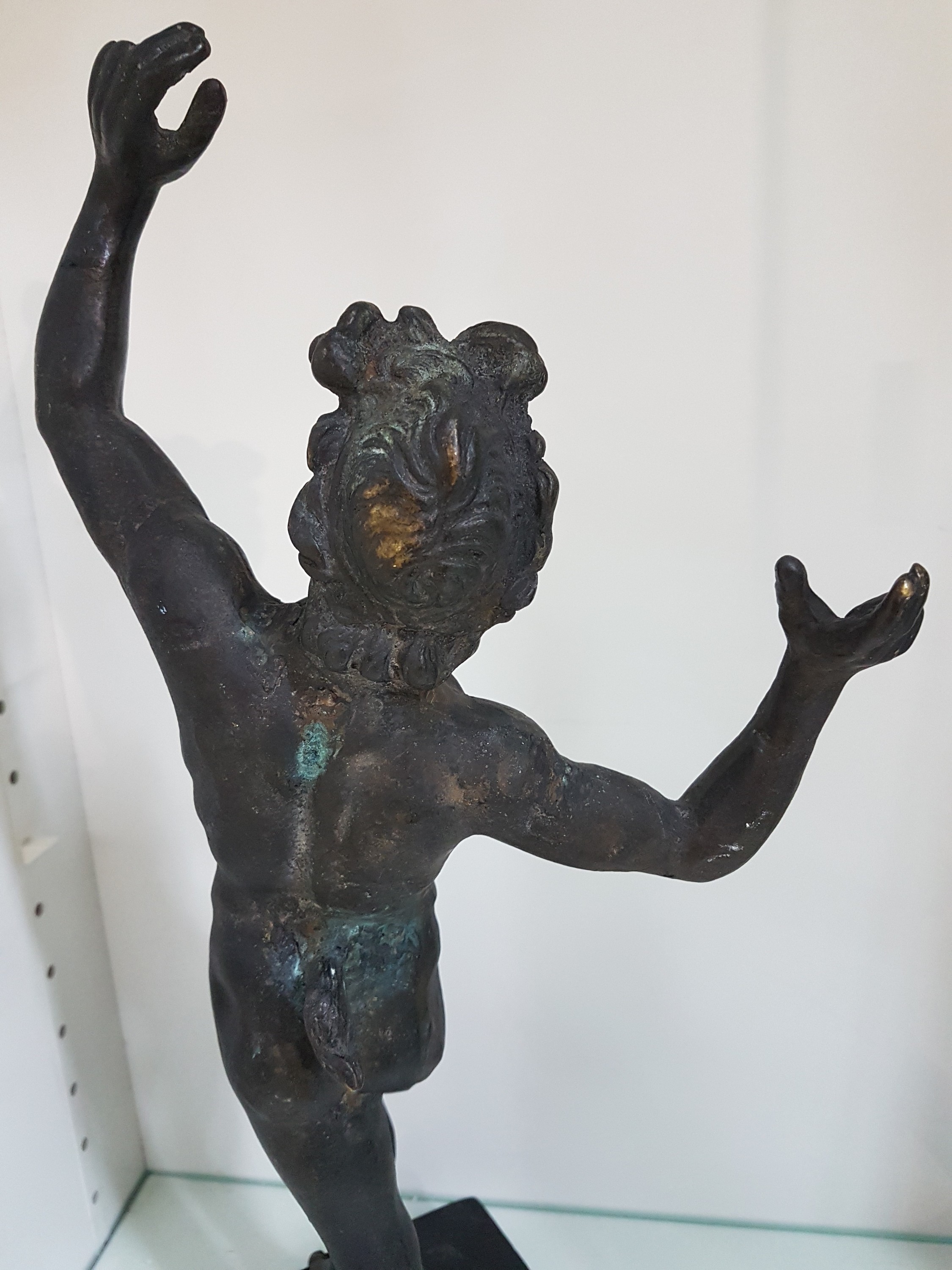 Detail g: Bronzeskulptur, tanzender Faun, nach antikem Vorbild, um 1900, vollplastische Darstellung, H. 47 cm