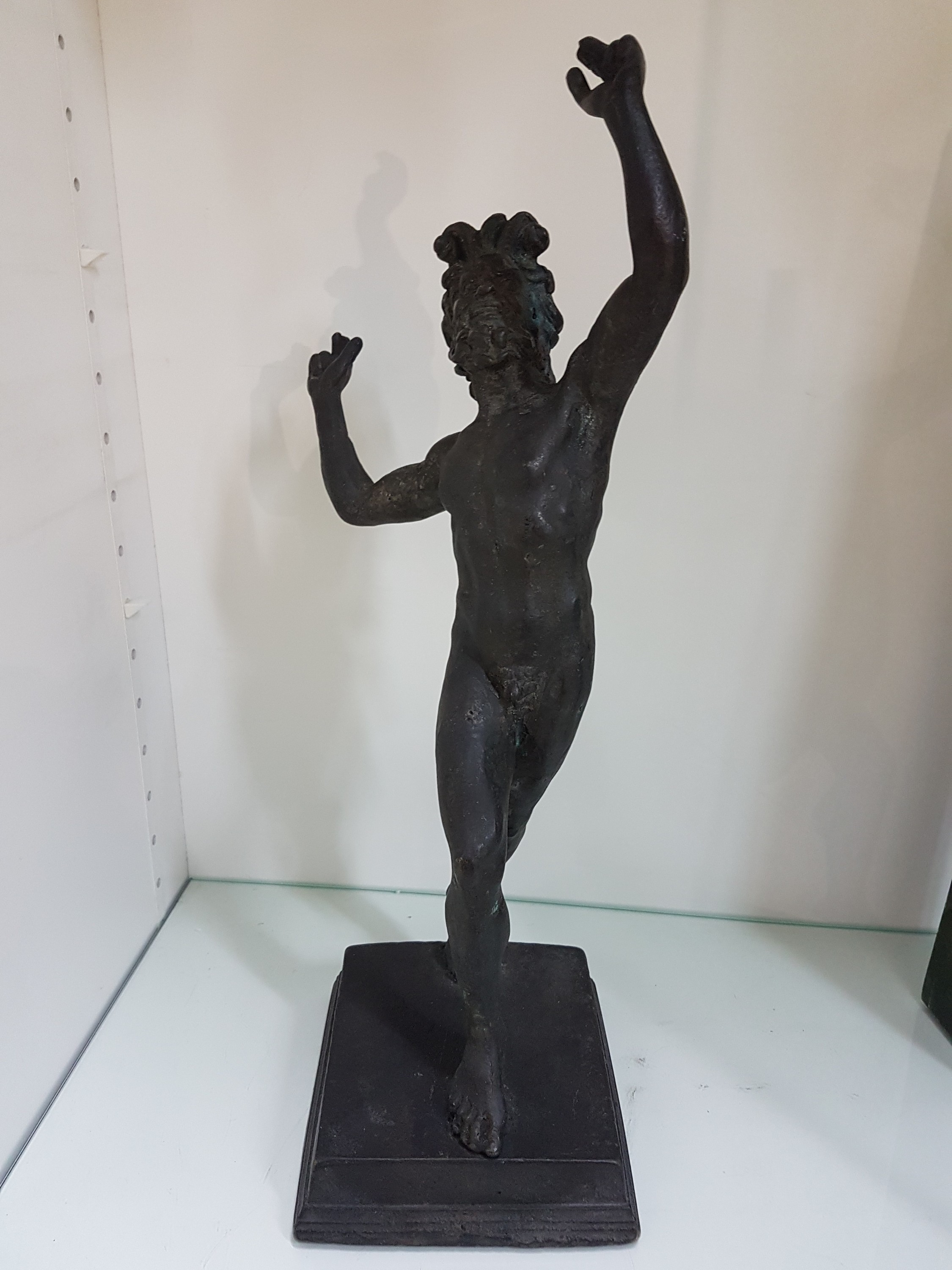 Detail i: Bronzeskulptur, tanzender Faun, nach antikem Vorbild, um 1900, vollplastische Darstellung, H. 47 cm