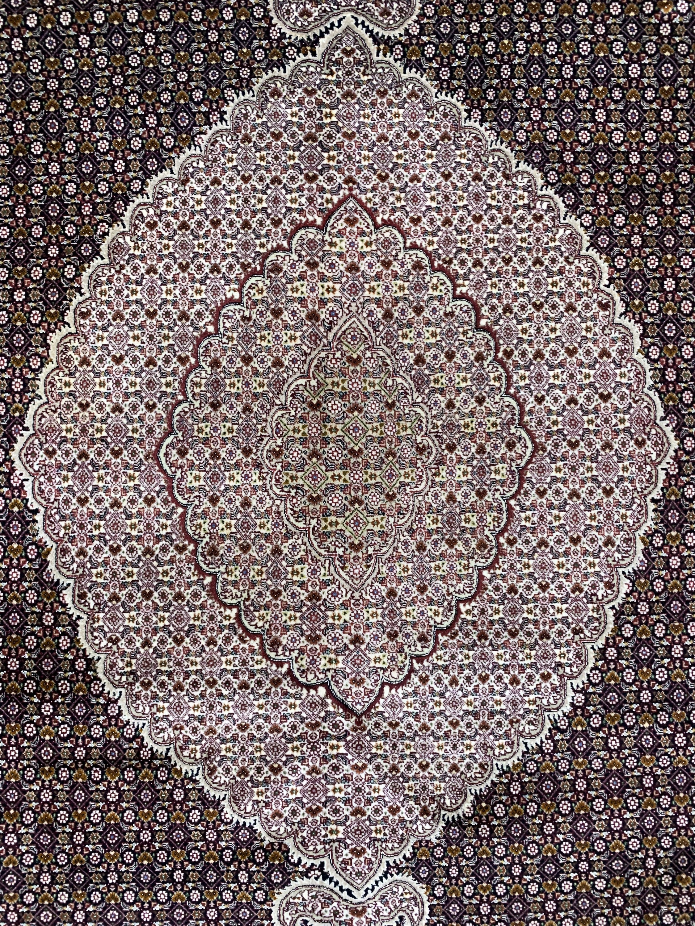 Detail c: Täbriz fein(40 Raj), Persien, Ende 20.Jhd, Korkwolle mit Seide, ca. 400 x 300 cm, gereinigt, EHZ: 1-2