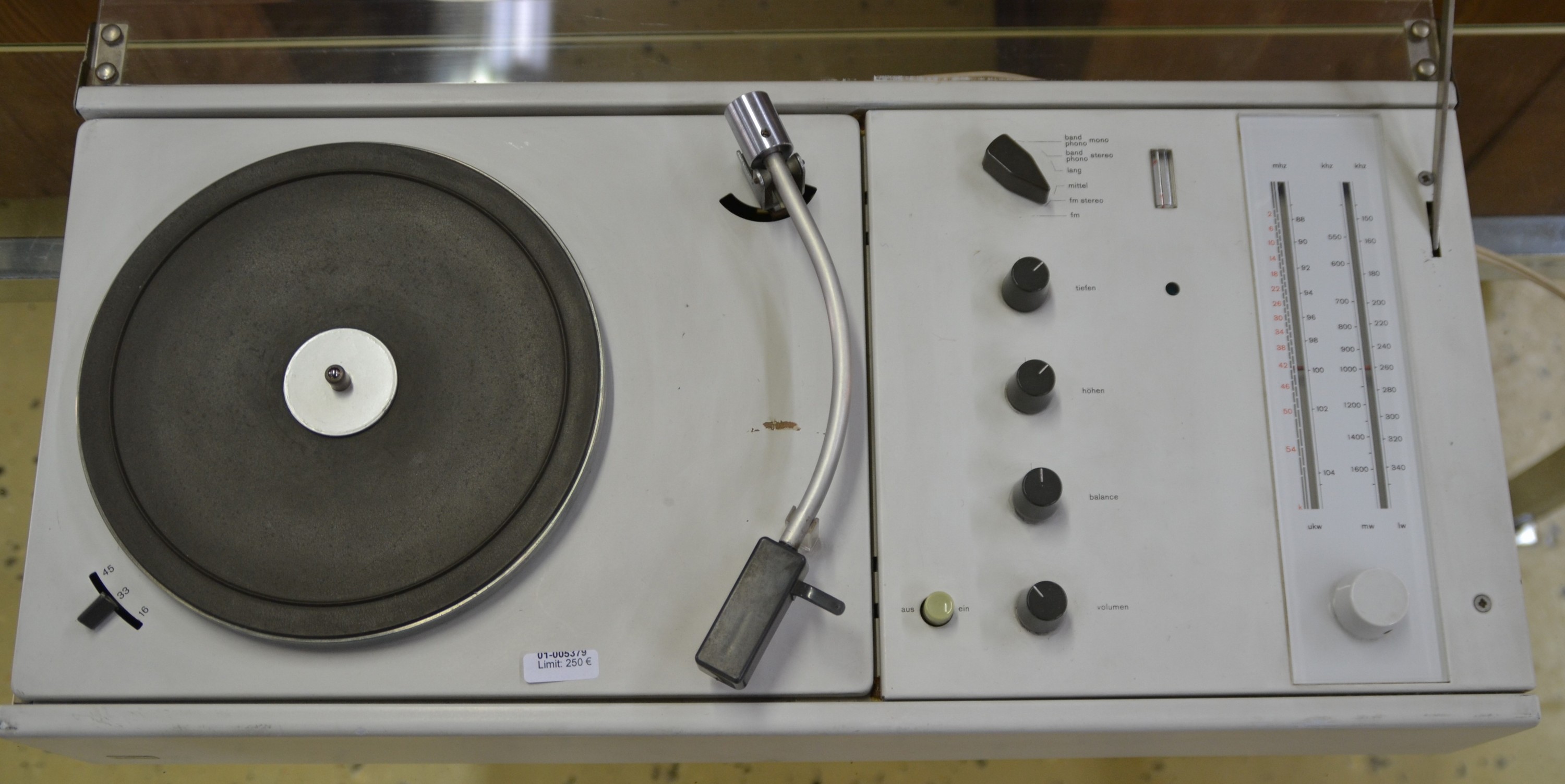 Detail a: Kompaktgerät mit Plattenspieler, Braun, TC 20, Entwurf Dieter Rams 1963, Radio- Phono-Kombination, Plexiglashaube noch gut erhalten, Beschriftung ...