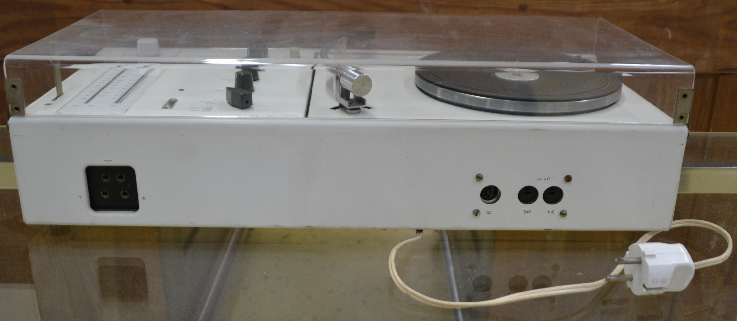 Detail b: Kompaktgerät mit Plattenspieler, Braun, TC 20, Entwurf Dieter Rams 1963, Radio- Phono-Kombination, Plexiglashaube noch gut erhalten, Beschriftung ...