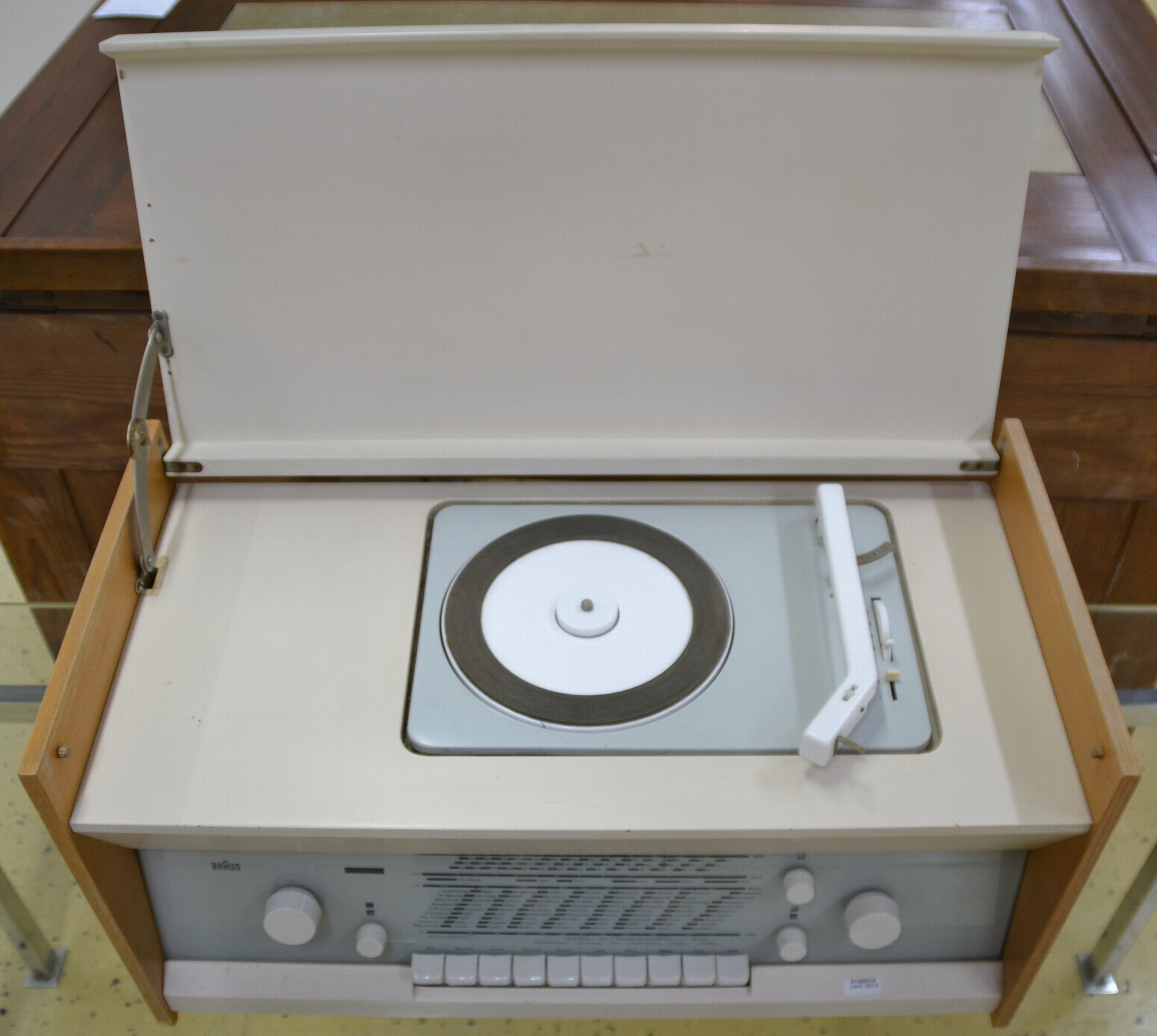 Detail a: Stereo Kompaktgerät, Braun-Atelier 11, RC 82, Entwurf Dieter Rams 1961, weiß und Rüsterfurnier, Beschriftung komplett, Plattenspieler und ...