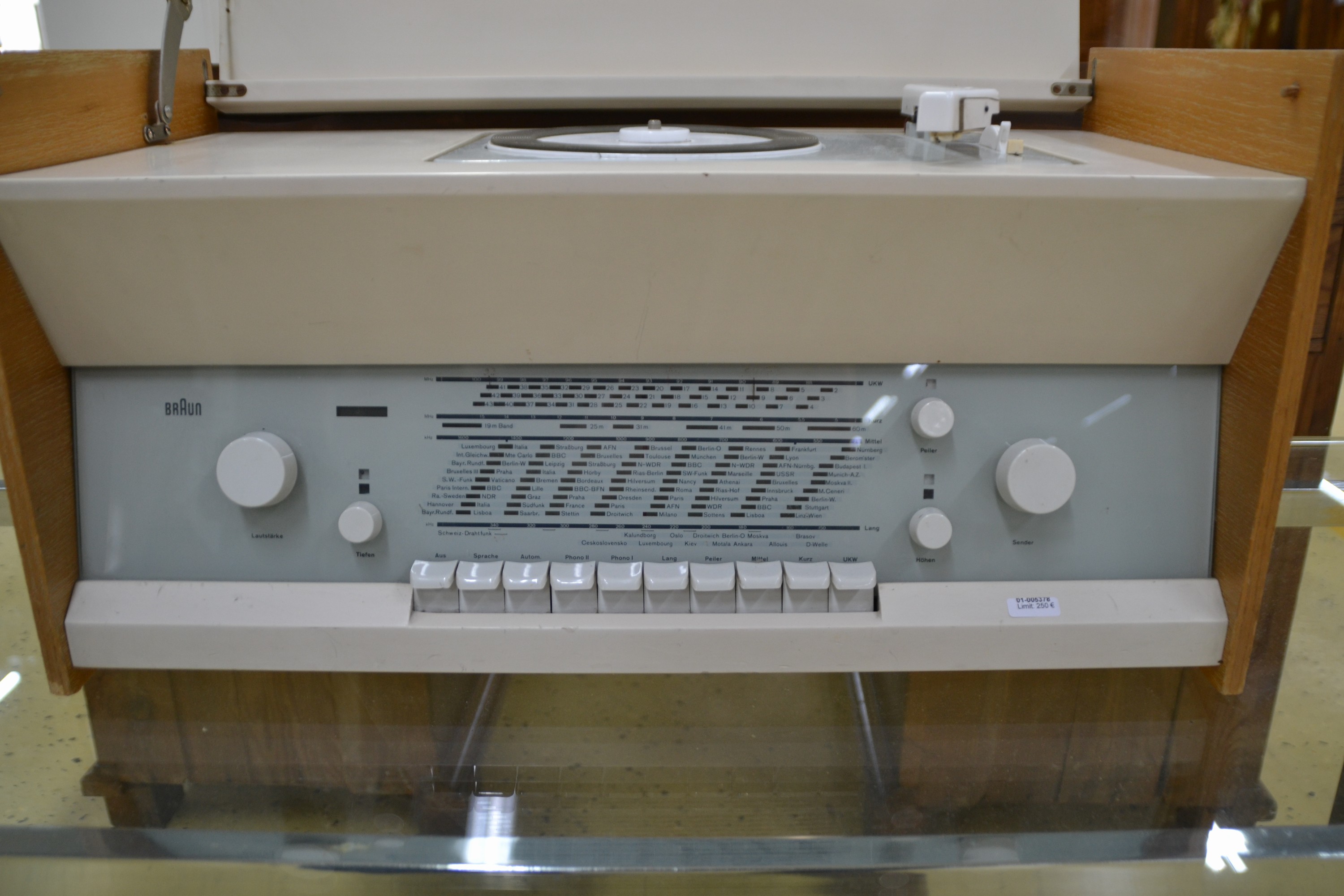 Detail b: Stereo Kompaktgerät, Braun-Atelier 11, RC 82, Entwurf Dieter Rams 1961, weiß und Rüsterfurnier, Beschriftung komplett, Plattenspieler und ...