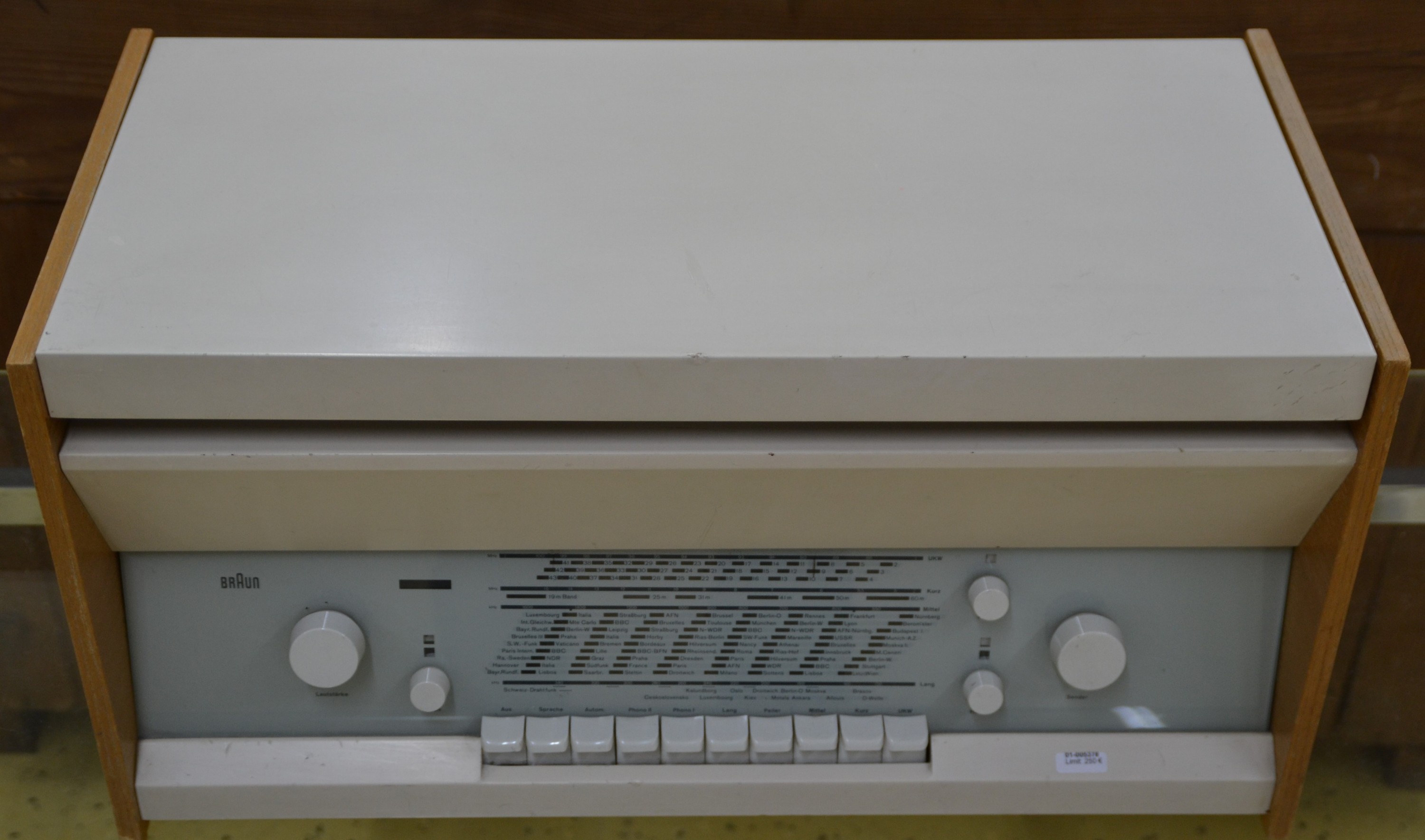 Detail c: Stereo Kompaktgerät, Braun-Atelier 11, RC 82, Entwurf Dieter Rams 1961, weiß und Rüsterfurnier, Beschriftung komplett, Plattenspieler und ...