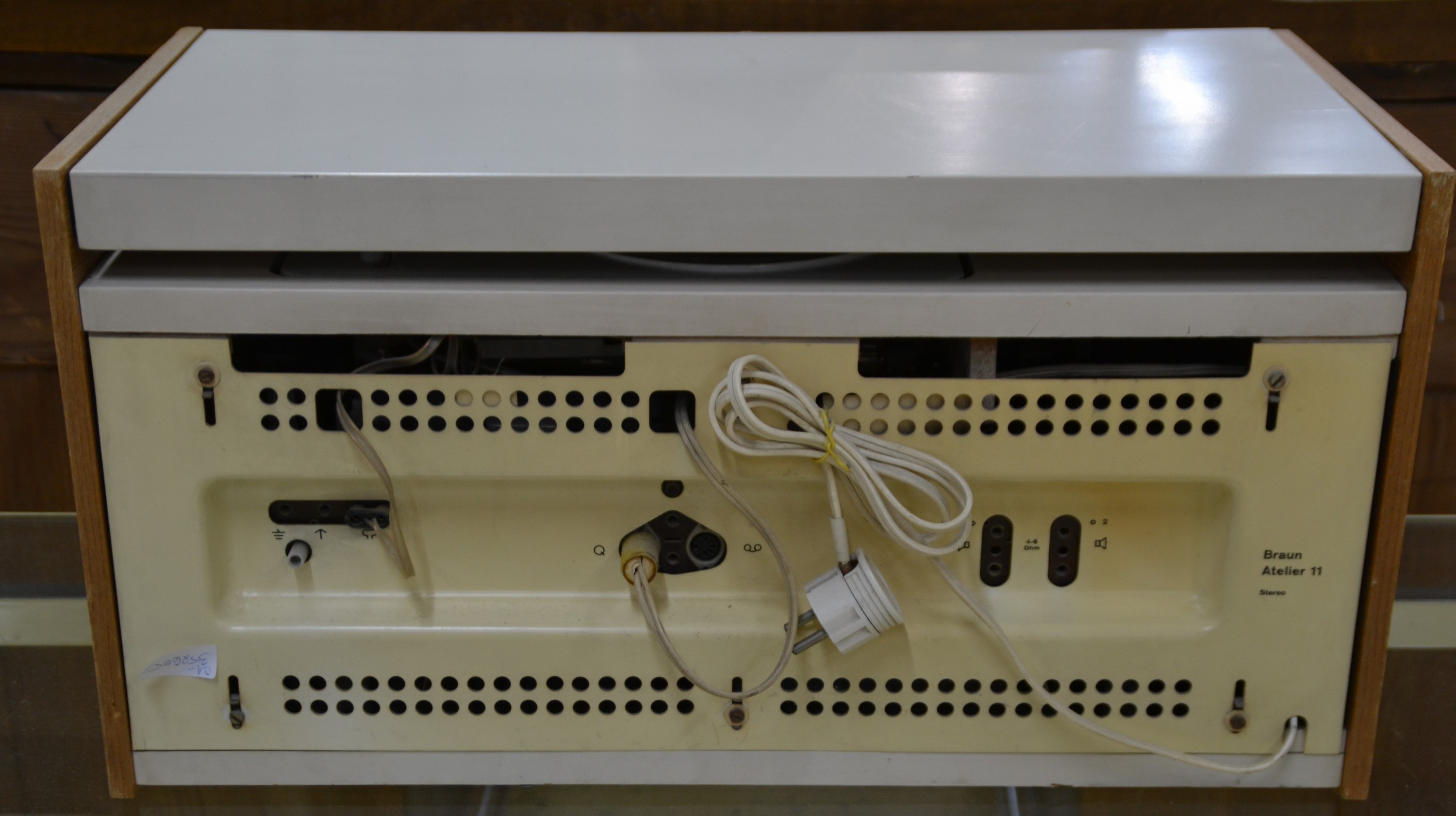 Detail d: Stereo Kompaktgerät, Braun-Atelier 11, RC 82, Entwurf Dieter Rams 1961, weiß und Rüsterfurnier, Beschriftung komplett, Plattenspieler und ...