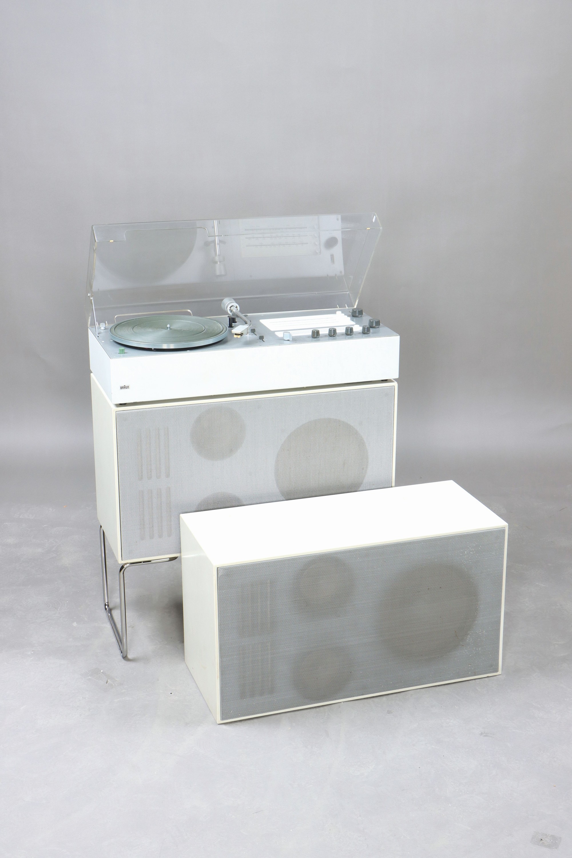 Kompaktgerät Audio 250 und zwei Lautsprecher L 50 auf Kufe, Braun, Entwurf Dieter Rams 1967, Beschriftung komplett, Haube im guten Zustand, seltene ...