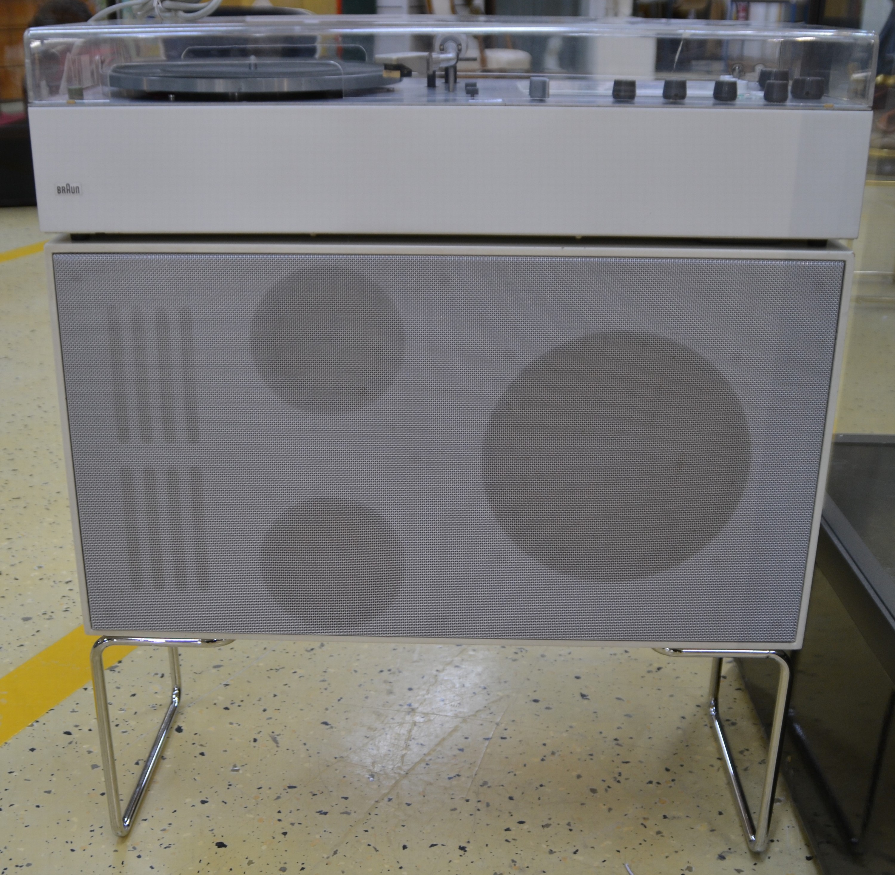 Detail a: Kompaktgerät Audio 250 und zwei Lautsprecher L 50 auf Kufe, Braun, Entwurf Dieter Rams 1967, Beschriftung komplett, Haube im guten Zustand, seltene ...