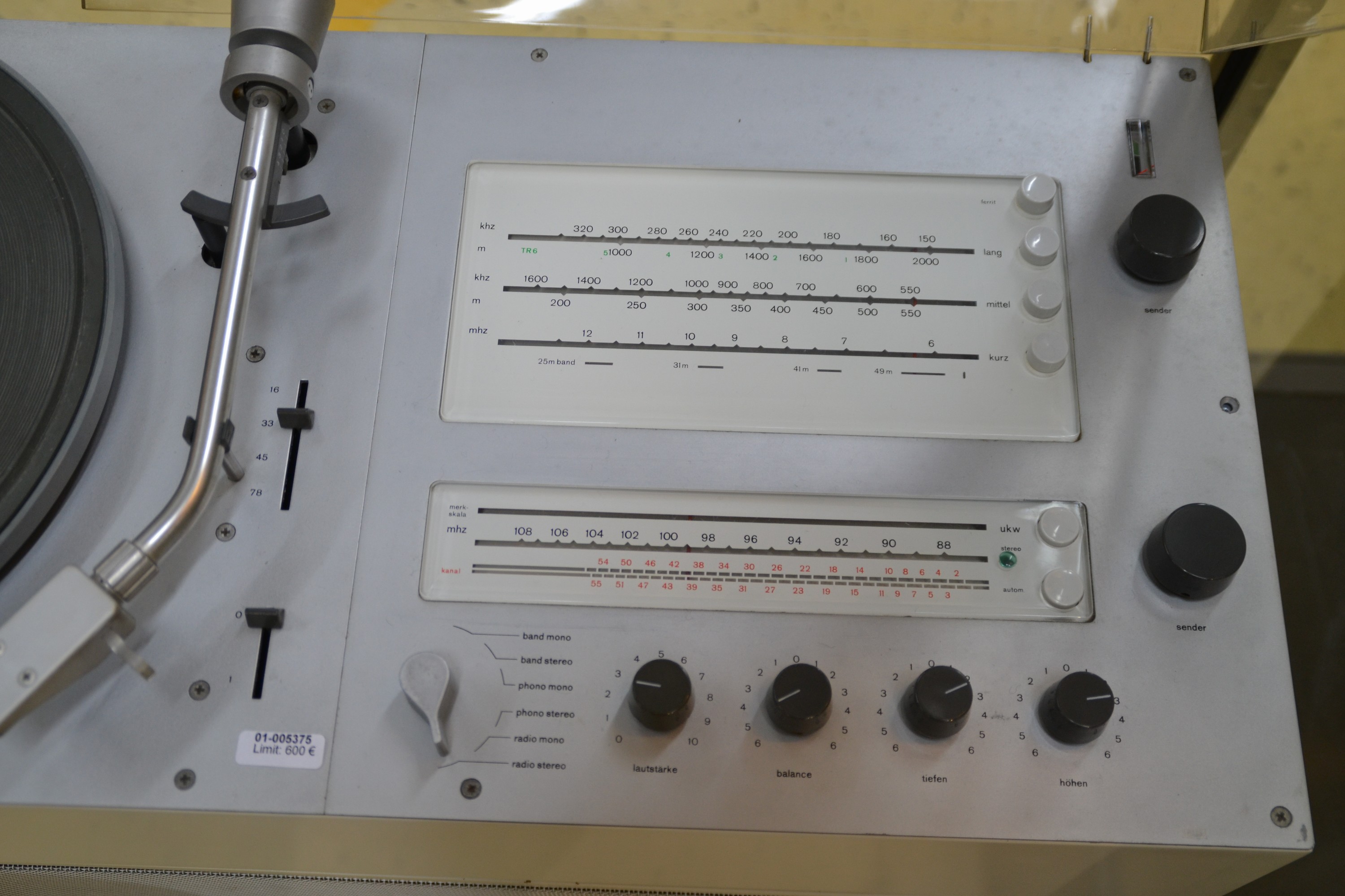 Detail b: Kompaktgerät Audio 250 und zwei Lautsprecher L 50 auf Kufe, Braun, Entwurf Dieter Rams 1967, Beschriftung komplett, Haube im guten Zustand, seltene ...