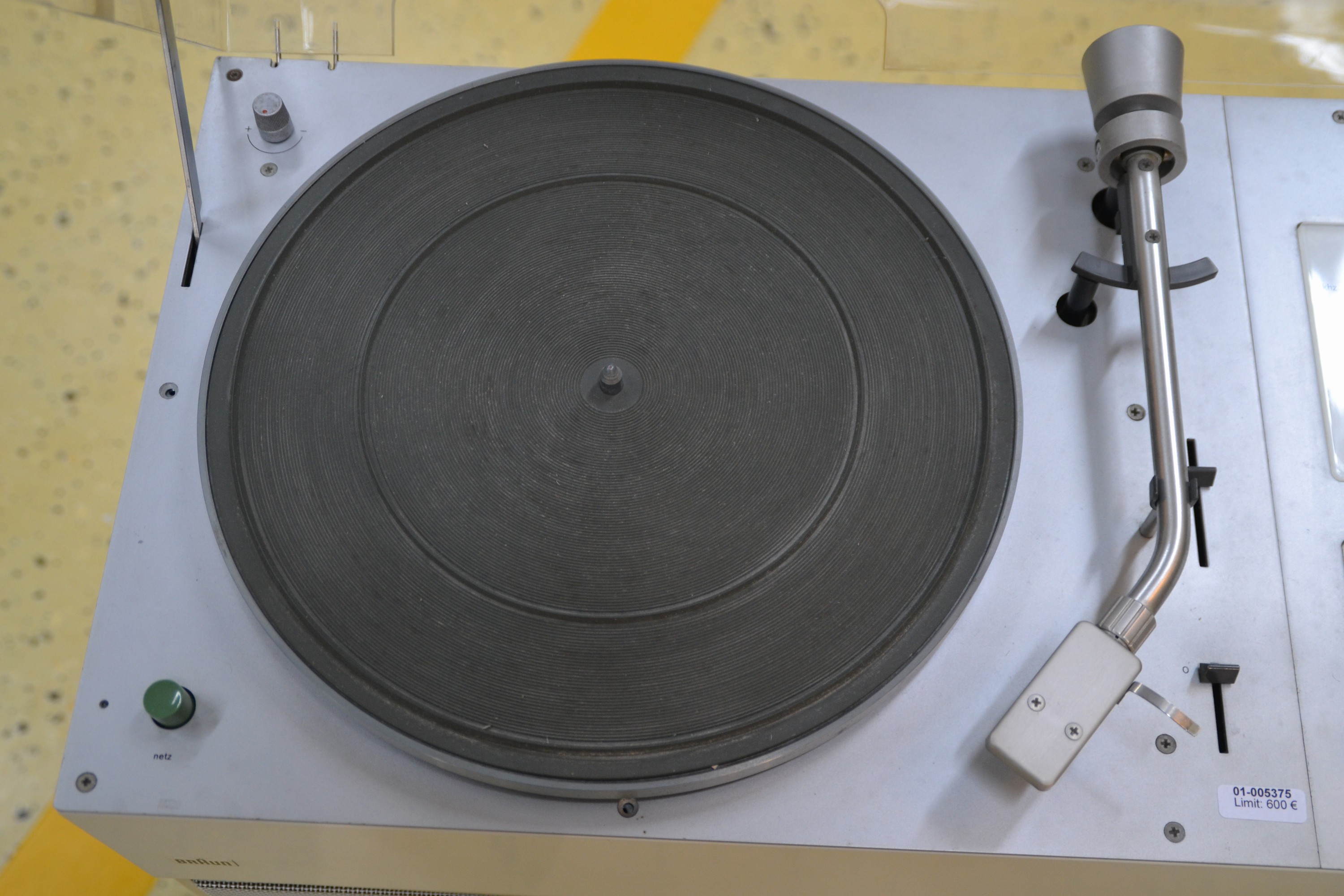 Detail c: Kompaktgerät Audio 250 und zwei Lautsprecher L 50 auf Kufe, Braun, Entwurf Dieter Rams 1967, Beschriftung komplett, Haube im guten Zustand, seltene ...