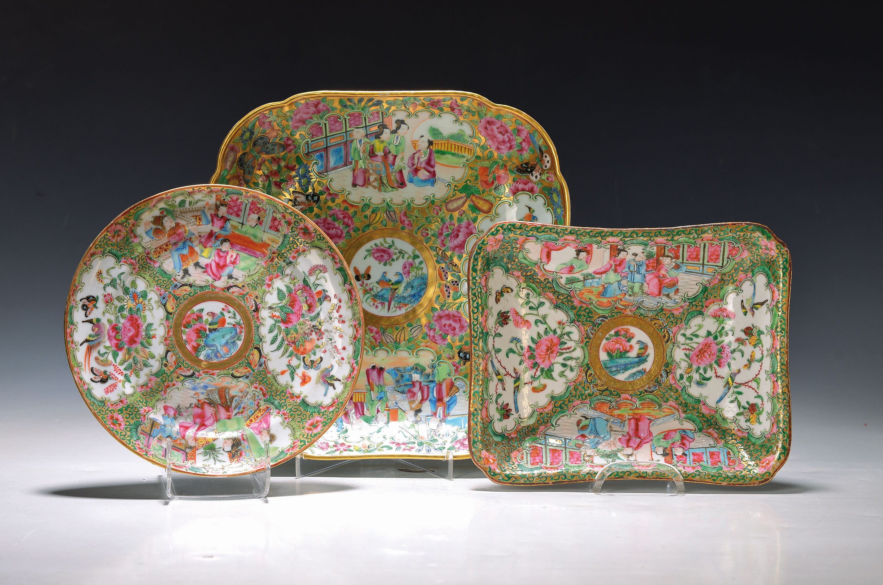 6 Schalen/Teller, China, um 1900, sog. Kantonmalerei, figürliche Szenen, und Blumen und Insekten, Goldstaffage, zwei Teller mit leichten ...