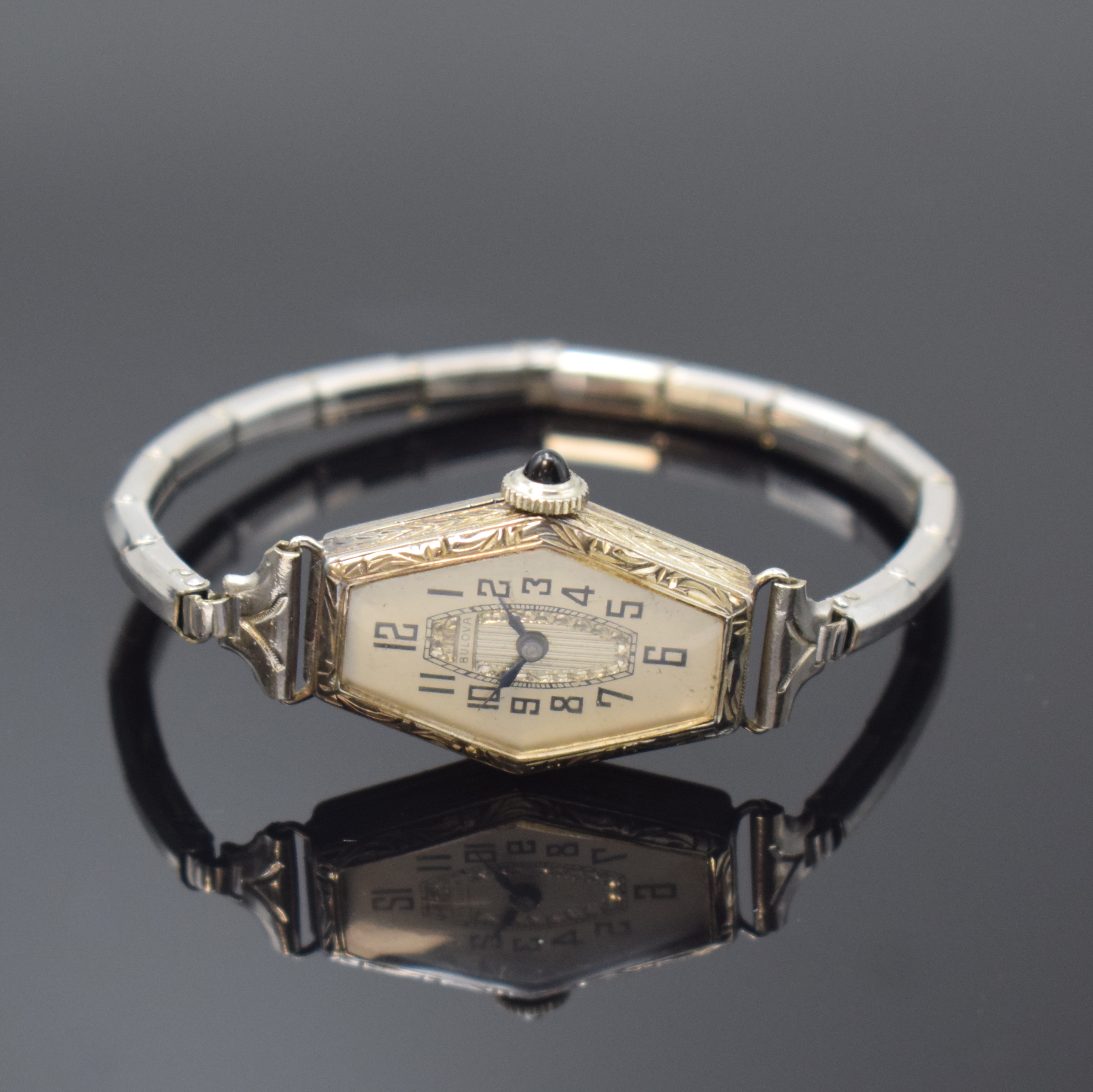 BULOVA Art-Deco Damenarmbanduhr in WG 585/000, Schweiz um 1930, Handaufzug, Scharnierboden, Flexband in Platin, Schmuckkrone, silb. Zifferbl. m. ...